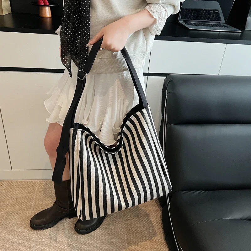 

Striped Canvas French Casual Holiday Women's Bag 2026 High-quality Large Capacity Versatile Shoulder Bag Sac À Main En Solde
