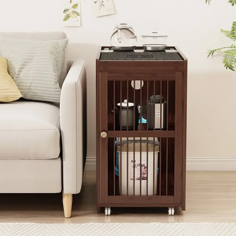 عدد قليل من خزائن الشاي على الأريكة، وطاولة غليان، وطاولة شاي متحركة للاستخدام المنزلي