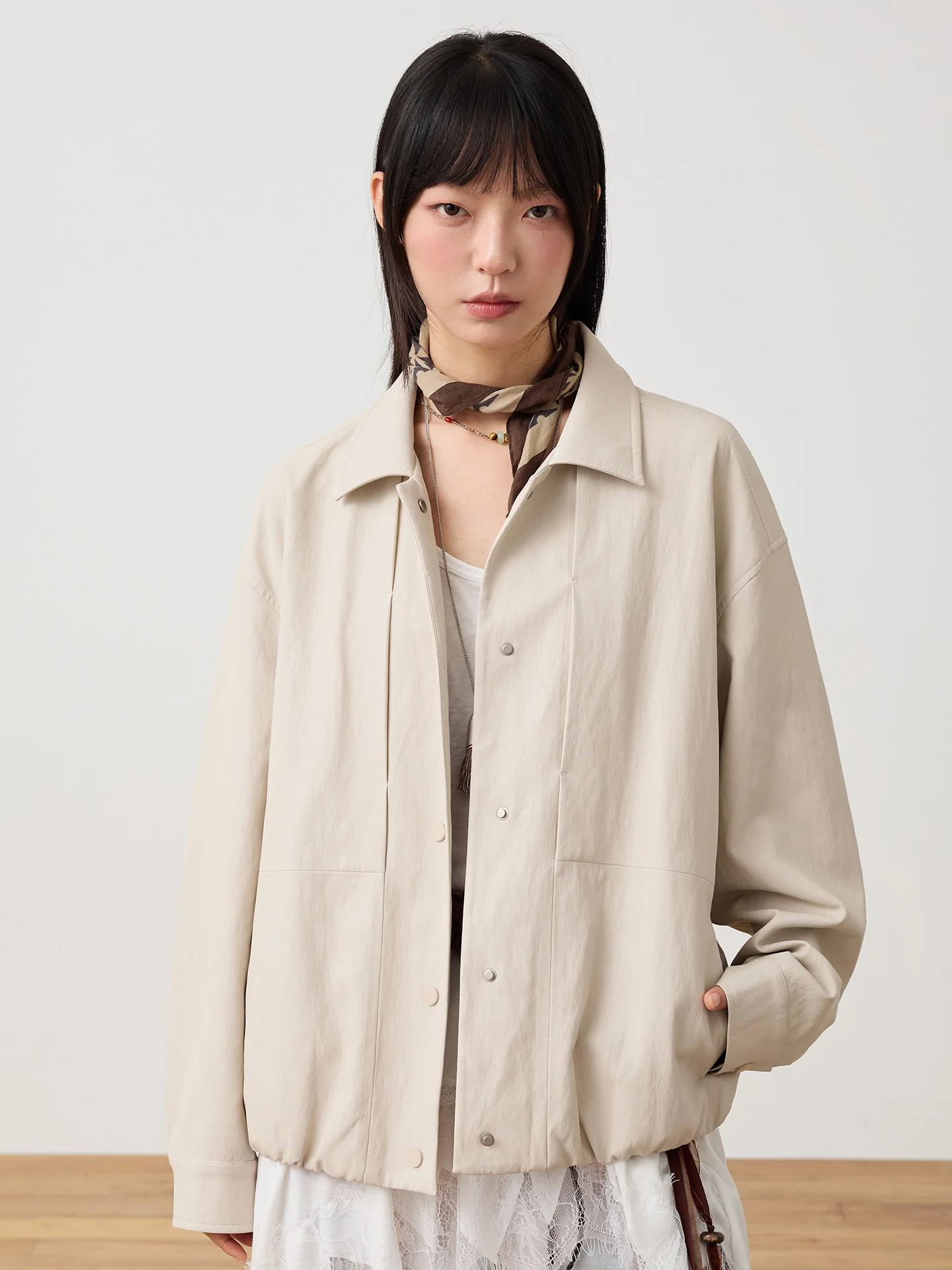 Kurtka skórzana Octopusme Bla damska, krótka, ze stójką, odzież wierzchnia, wiosenna, modna, dojazdy do pracy, luźny krój, regularny rękaw.