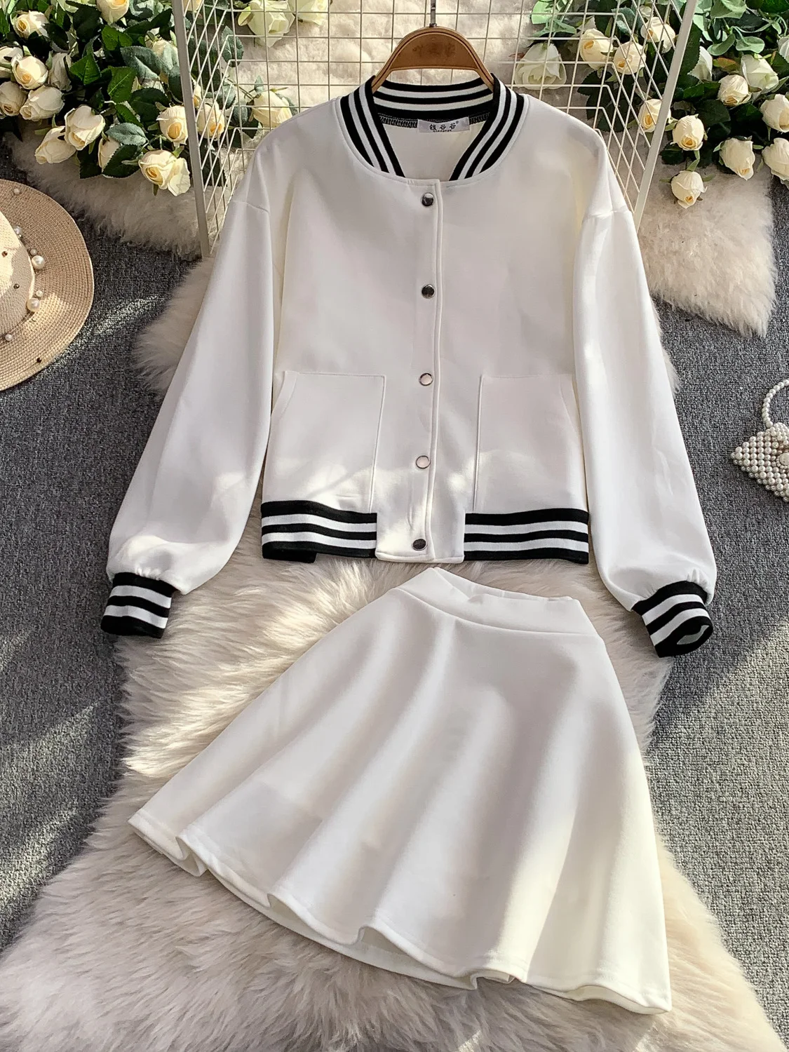 

Новинка 2023 года, повседневная куртка в полоску контрастного цвета с воротником-стойкой и воротником-стойкой, верхняя одежда с высокой талией, утягивающая юбка, комплект из двух предметов