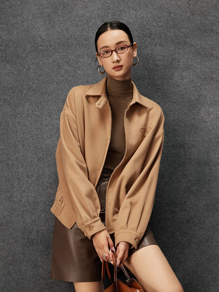 

Двусторонняя шерстяная куртка Wei свободного кроя на молнии с вышитыми надписями, воротником и шерстяным верхом для женщин