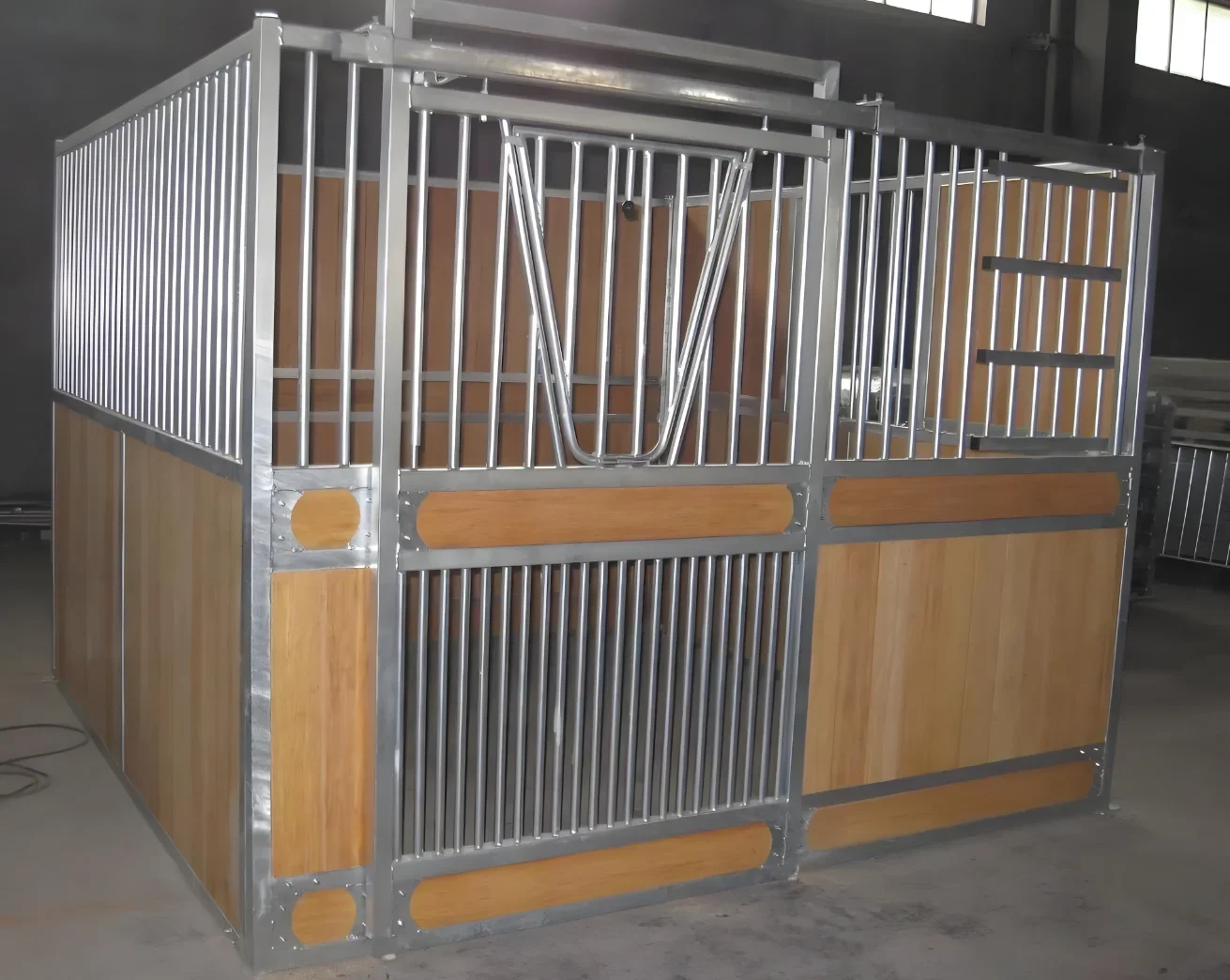 

2.2m high 3m, 3.5m, 4m or even customised European architecture Subtle design and aesthetics horse box stable