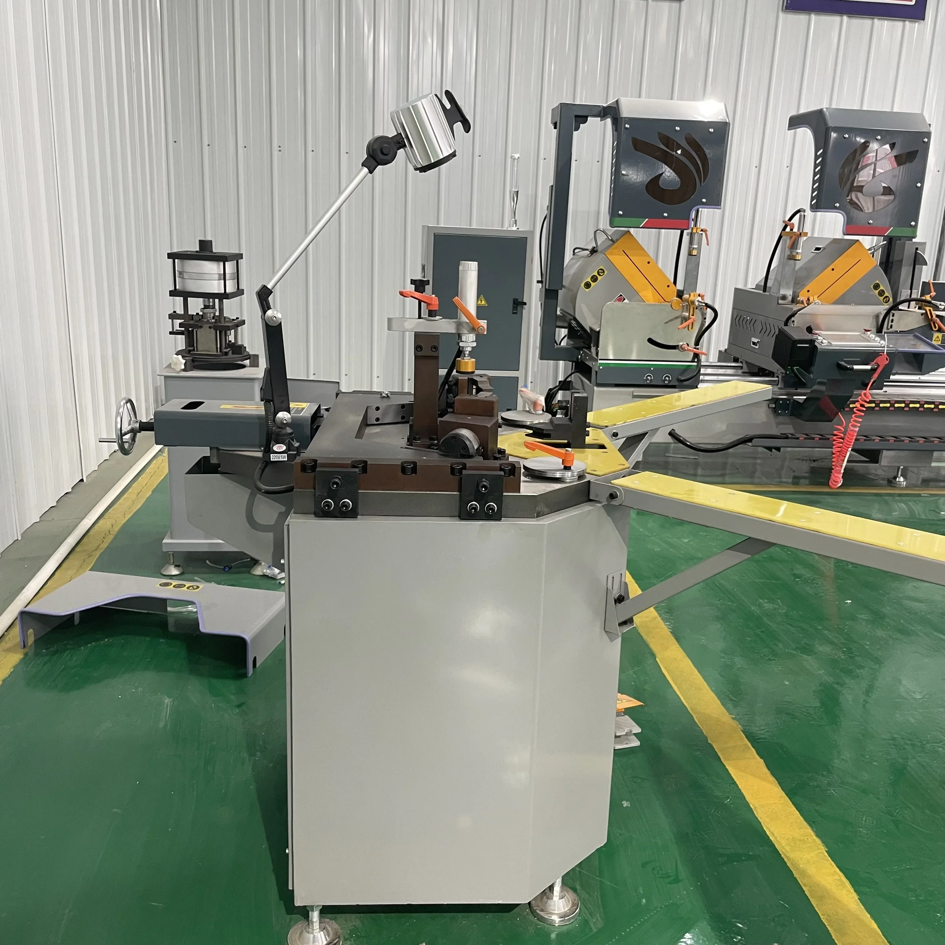 Single head corner crimping machine for aluminum window and door manufacturing