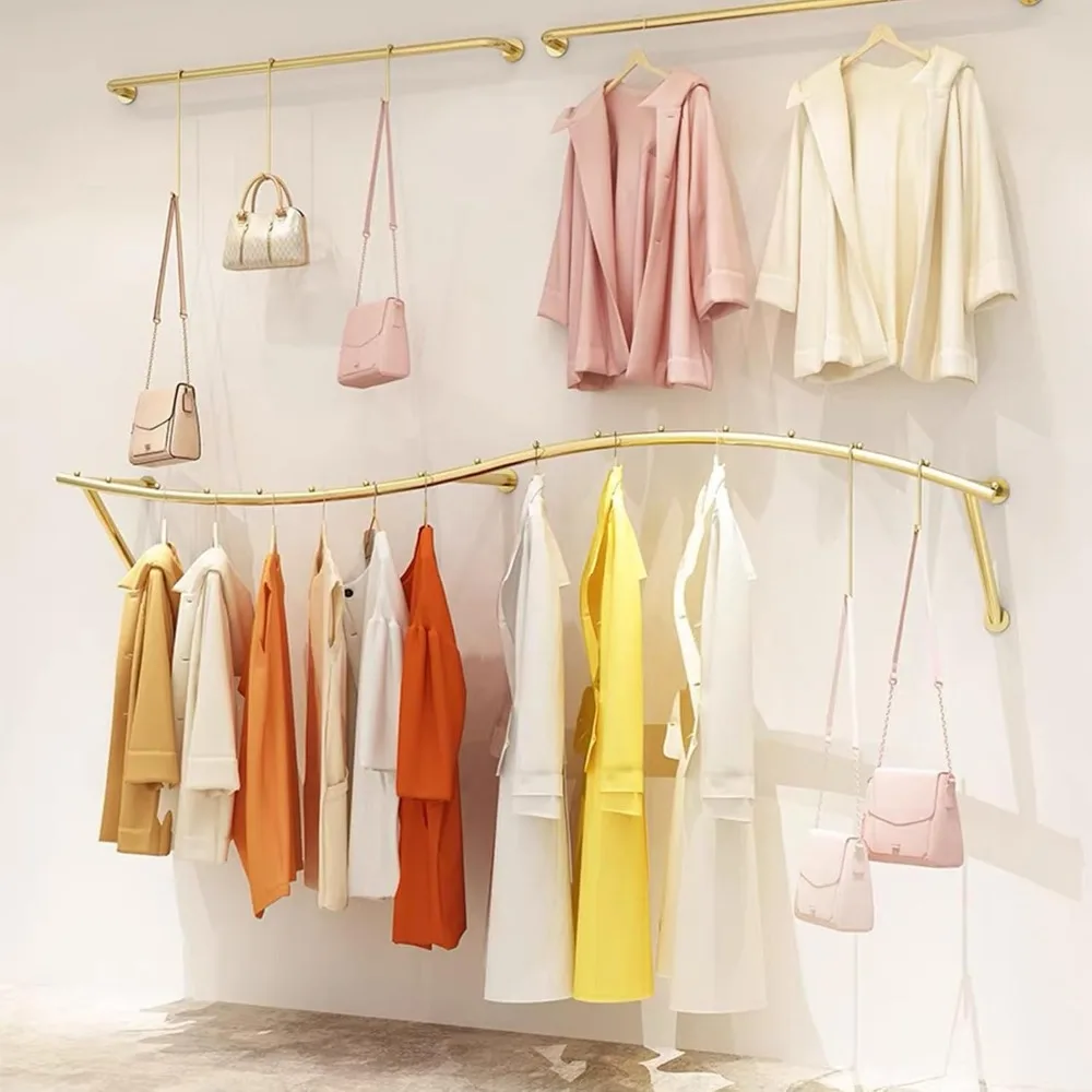 رفوف الملابس البوتيكية المثبتة على الحائط لعرض الأدوات المنزلية والملابس في متاجر البيع بالتجزئة