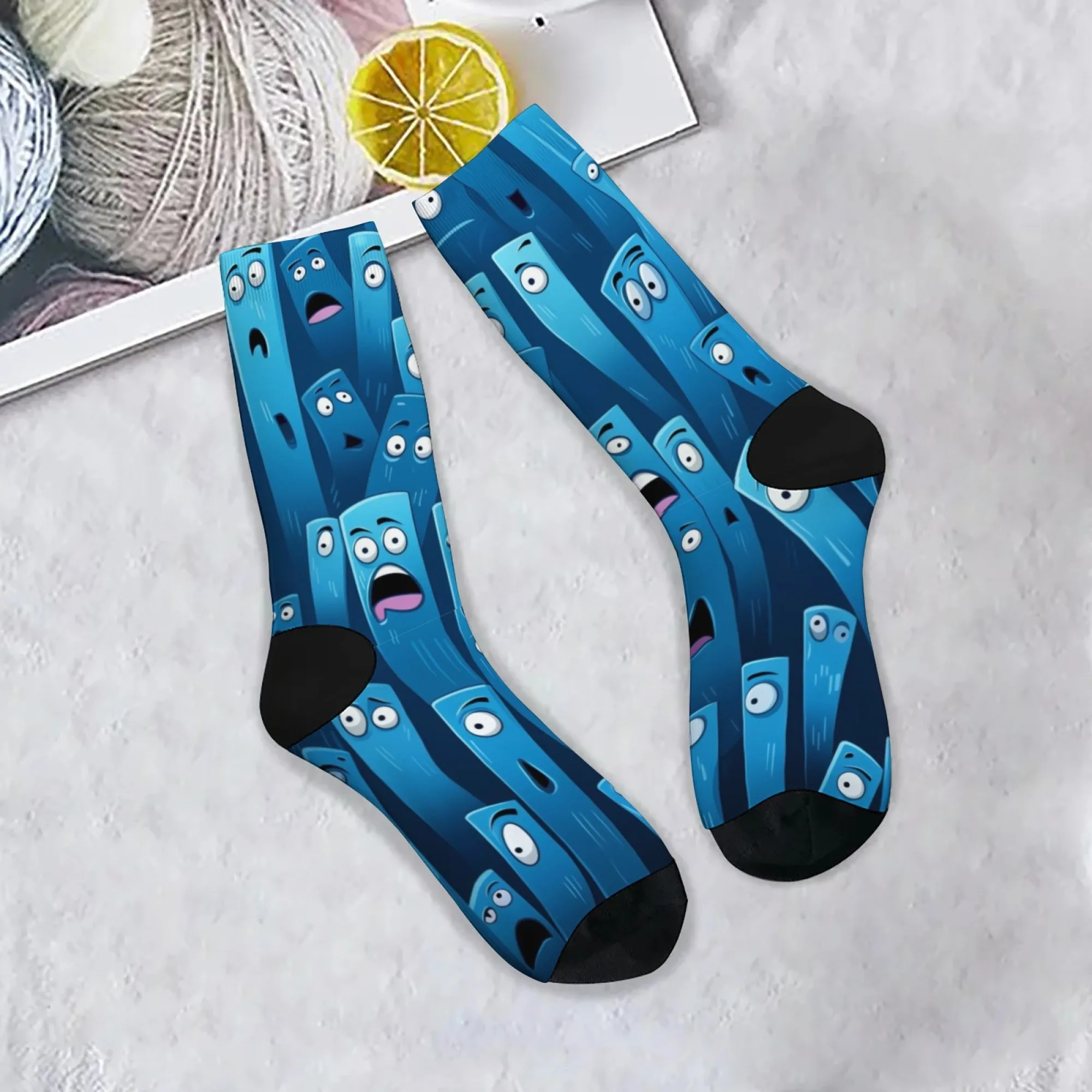 Lustige Cartoon-Crew-Socken mit blauer Kreatur, Socken mit übertriebenem Ausdruck, einzigartiges Geschenk für Humor- und Neuheitsstil-Enthusiasten