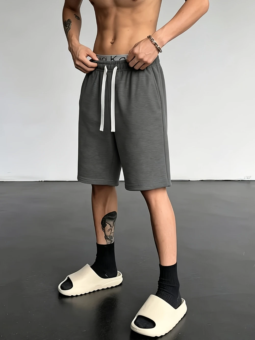 Shorts esportivos casuais masculinos, com corte solto, com grandes bolsos laterais em ambos os lados, adequados para treinos na academia e exercícios.