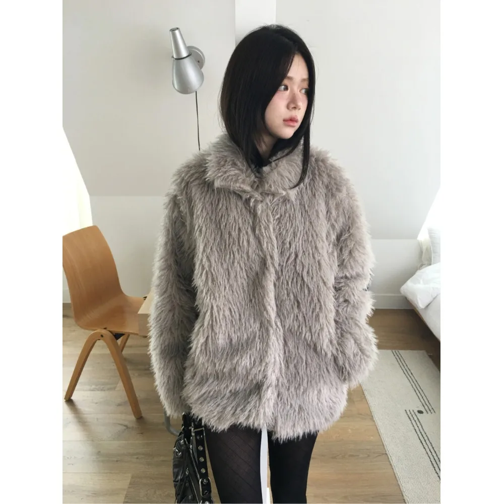 เสื้อโค้ทขนเฟอร์อุ่นๆ สำหรับผู้หญิง รุ่นใหม่ สไตล์หรูหรา ทรงหลวม ใช้งานได้หลากหลาย ขนเฟอร์คุณภาพสูง รุ่นตั้ง ผลิตจากเส้นใยโพลีเอสเตอร์ เสื้อคลุมแฟชั่นฤดูหนาว