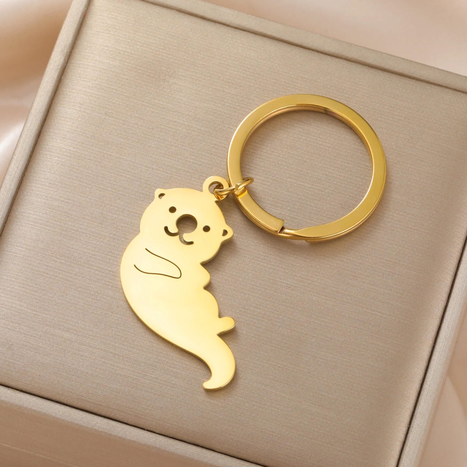 Cazador Gold Color Lying Sea Otter Keychain Stainless Steel Jewelry Cute Animal Car Key chain for Women Christmas Gift Wholesale