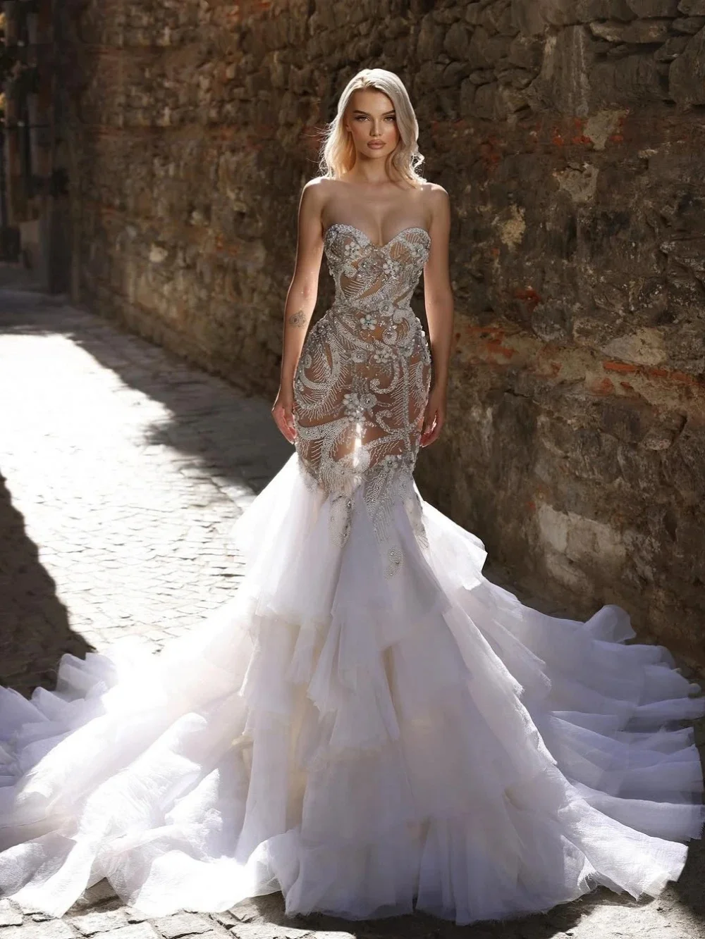 絶妙な恋人のようなマーメイドウェディングドレス エレガントなアップリケ スパンコール レース ブライダルドレス ラッフルトレイン カスタマイズされたウェディングドレス