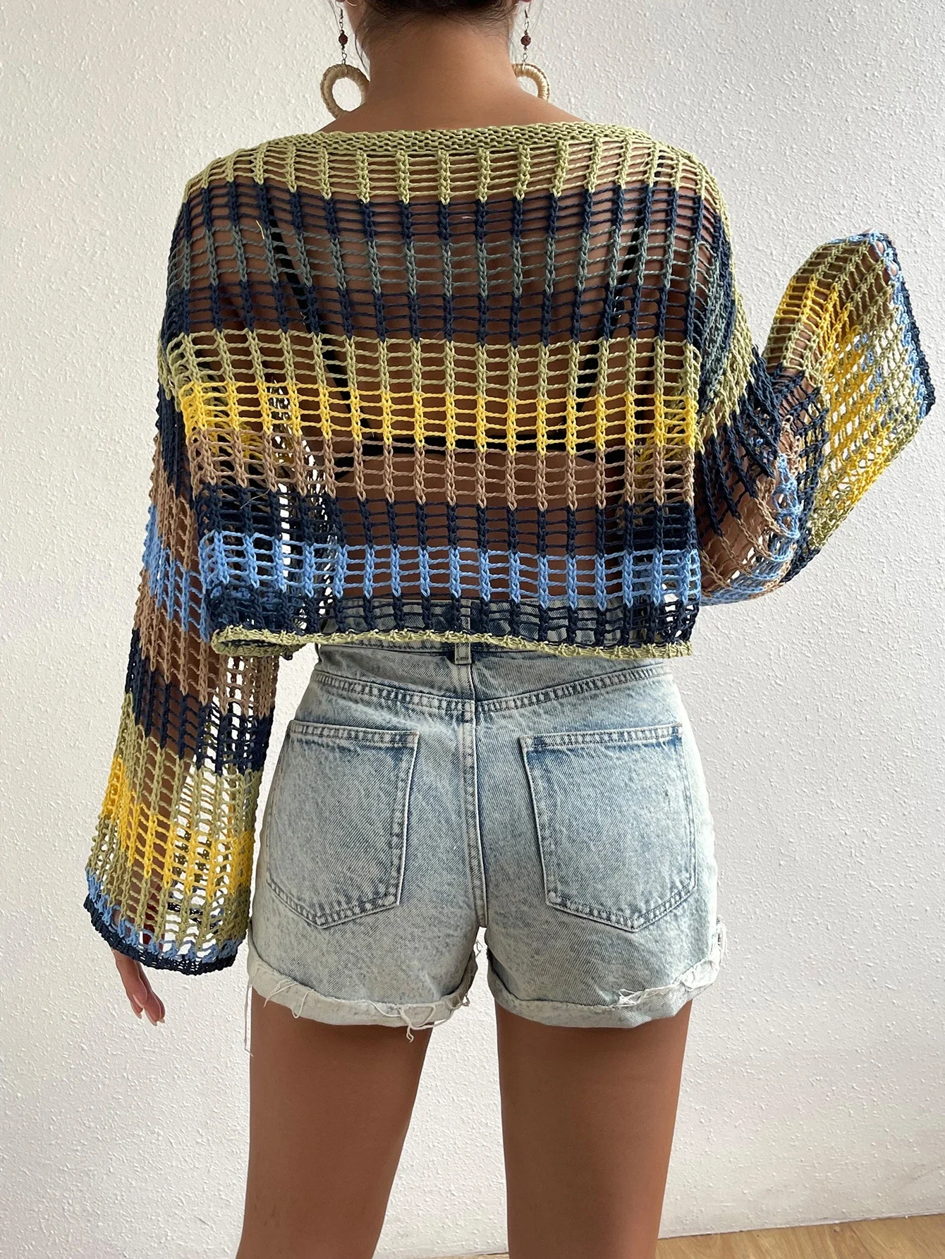 

Вязаное крючком пляжное платье-накидка с цветовыми блоками, спущенным плечом и ажурными вставками для летнего отдыха на пляже