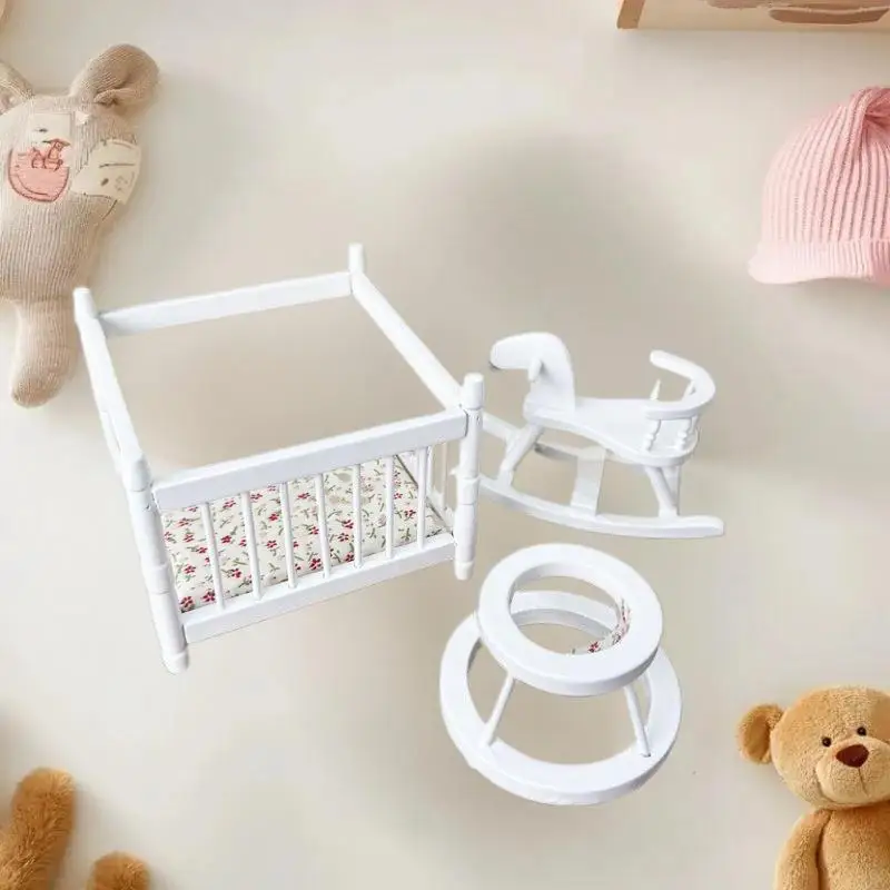 Handgefertigte Miniaturen für Puppenhaus: 1:12 Kinderbett, Trojanisches Pferd Lauflernhilfe, Laufstall; DIY-Spielzeugset zum Selbermachen