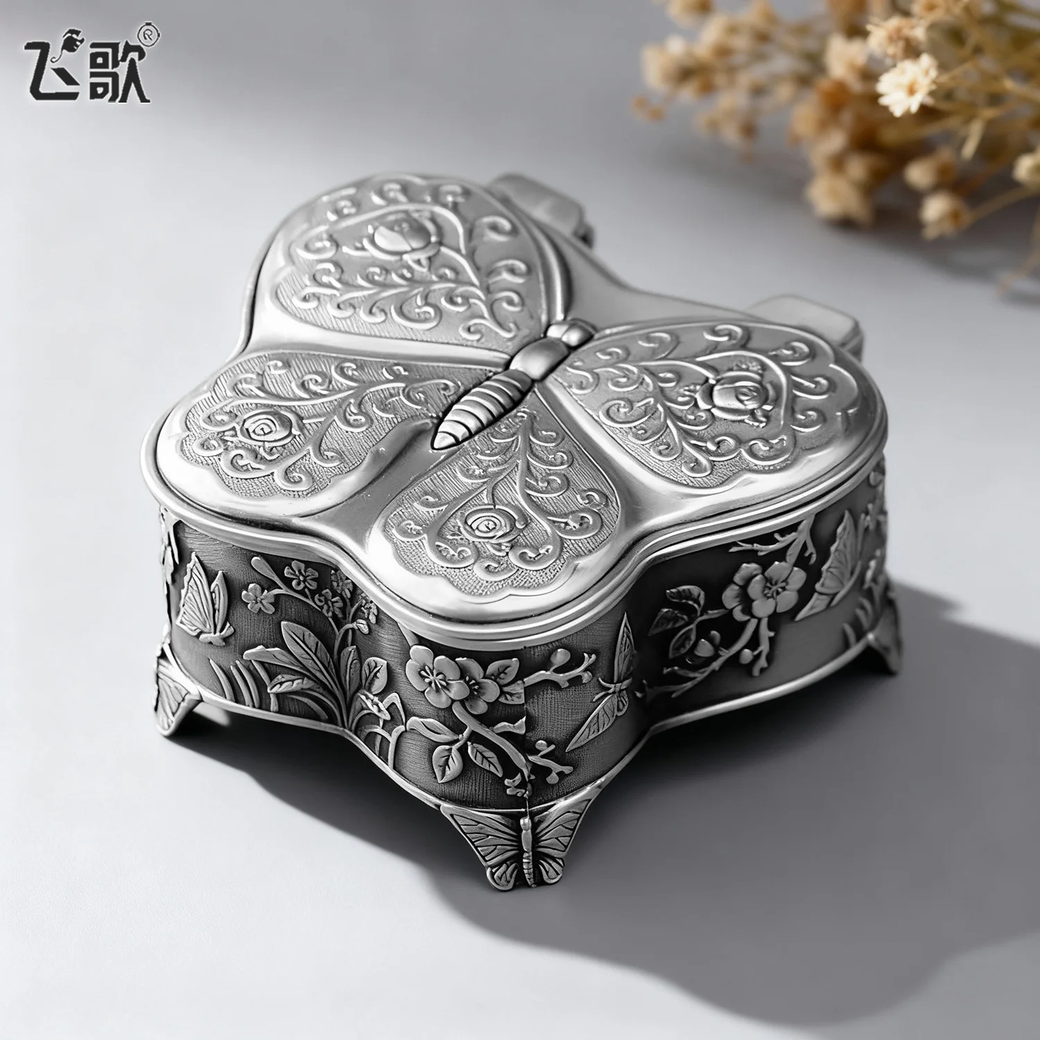 18-tone Cute Butterfly Embossed Music Box - Mini Metal Wind-up Music Box - Creative Gift