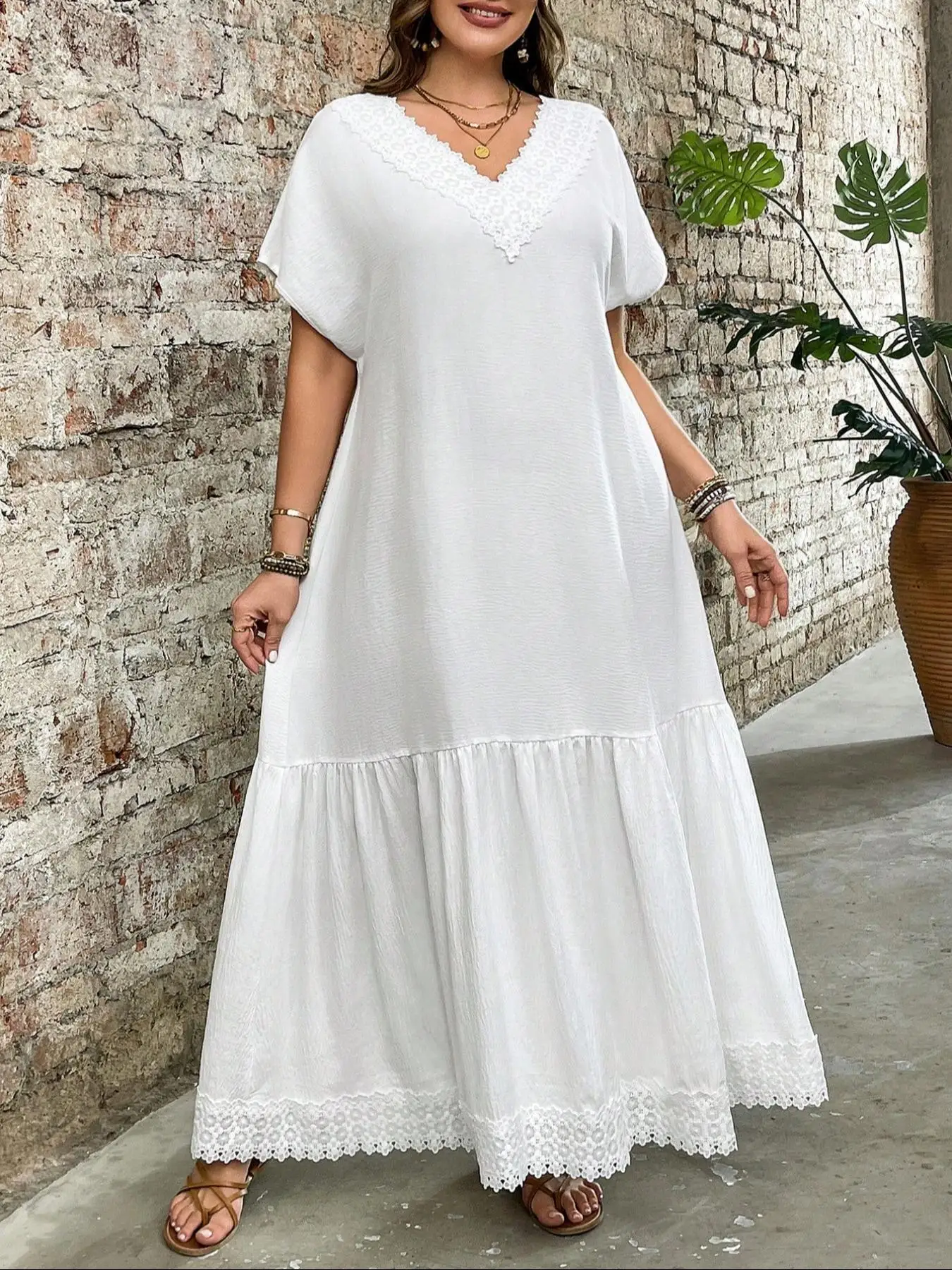 【Taille plus grande】 Robe à col en V brodée florale, robe longue décontractée à manches courtes pour les vacances, vêtements Plus pour femmes pour l'été