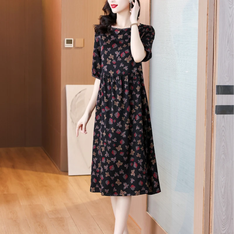 فستان نسائي صيفي أسود من الساتان العتيق فستان ضيق فاخر 2025 فستان مكتب سيدة منقوش عليه زهور من الحرير ميدي أنيق غير رسمي للحفلات الليلية