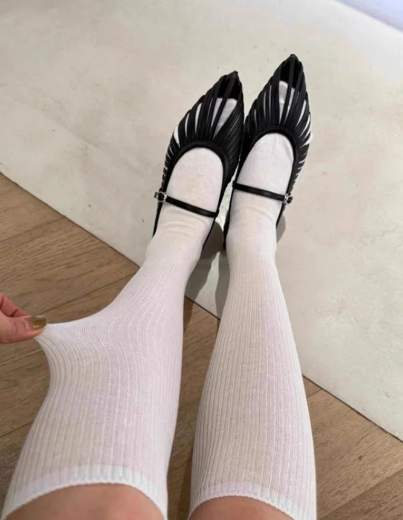 

2023 летние новые женские сандалии с запахом, черные простые туфли с острым носком на плоской пряжке, повседневные уличные офисные женские туфли на мелкой подошве