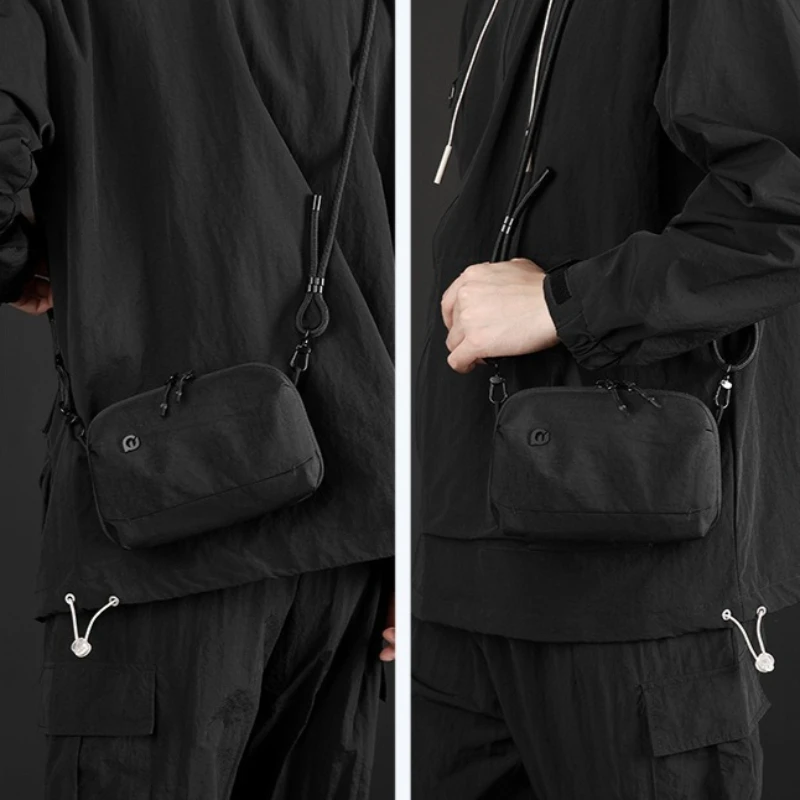 複数のコンパートメントを備えた軽量クロスボディバッグ 大容量の小さなスリングバッグ 男性用 カジュアルショルダーバッグ 必需品用