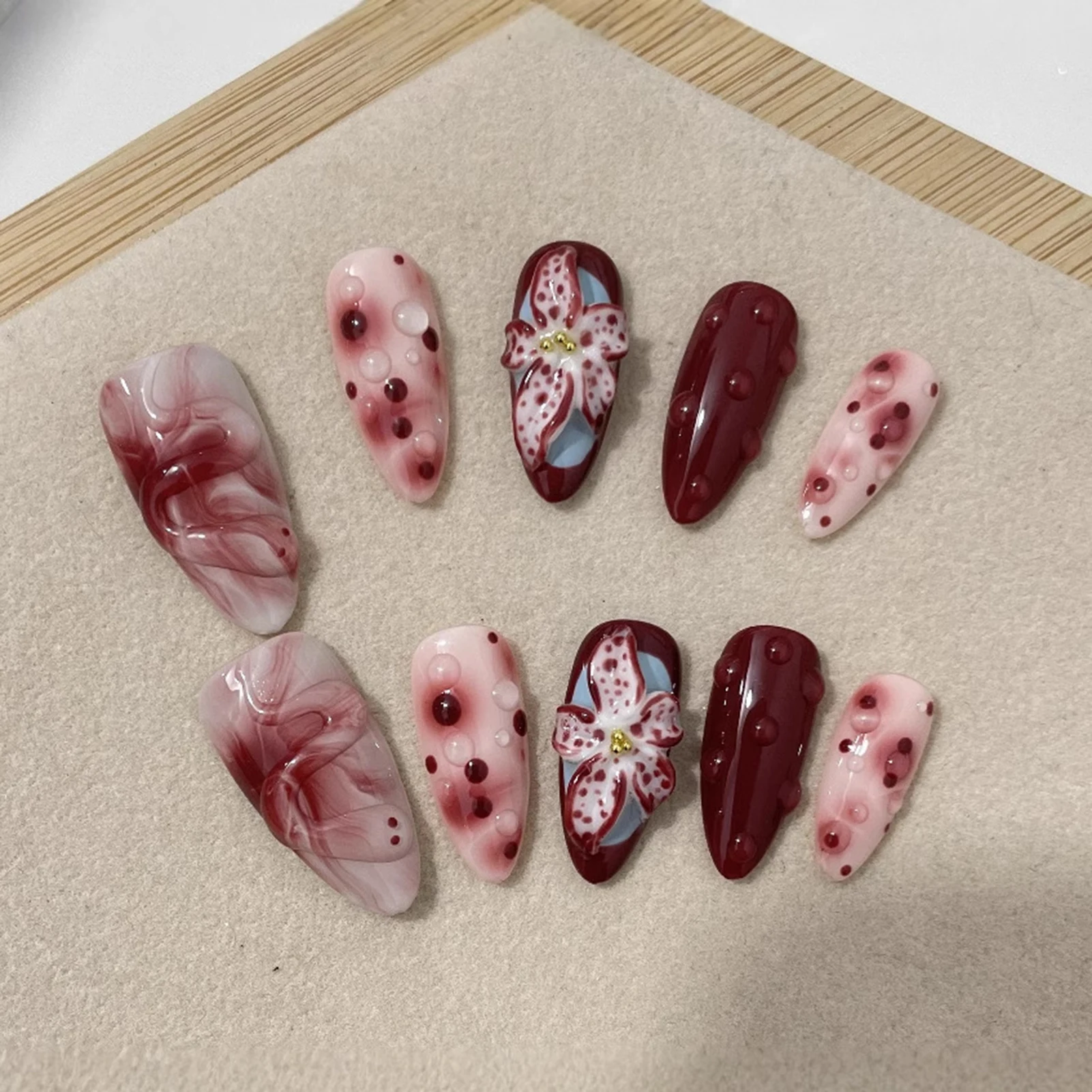 10pcs 3D Spotted Flowers Almond Handmade Press On Nails With Wine Red Smudging Design False Nails Transparent Small Snake Decor