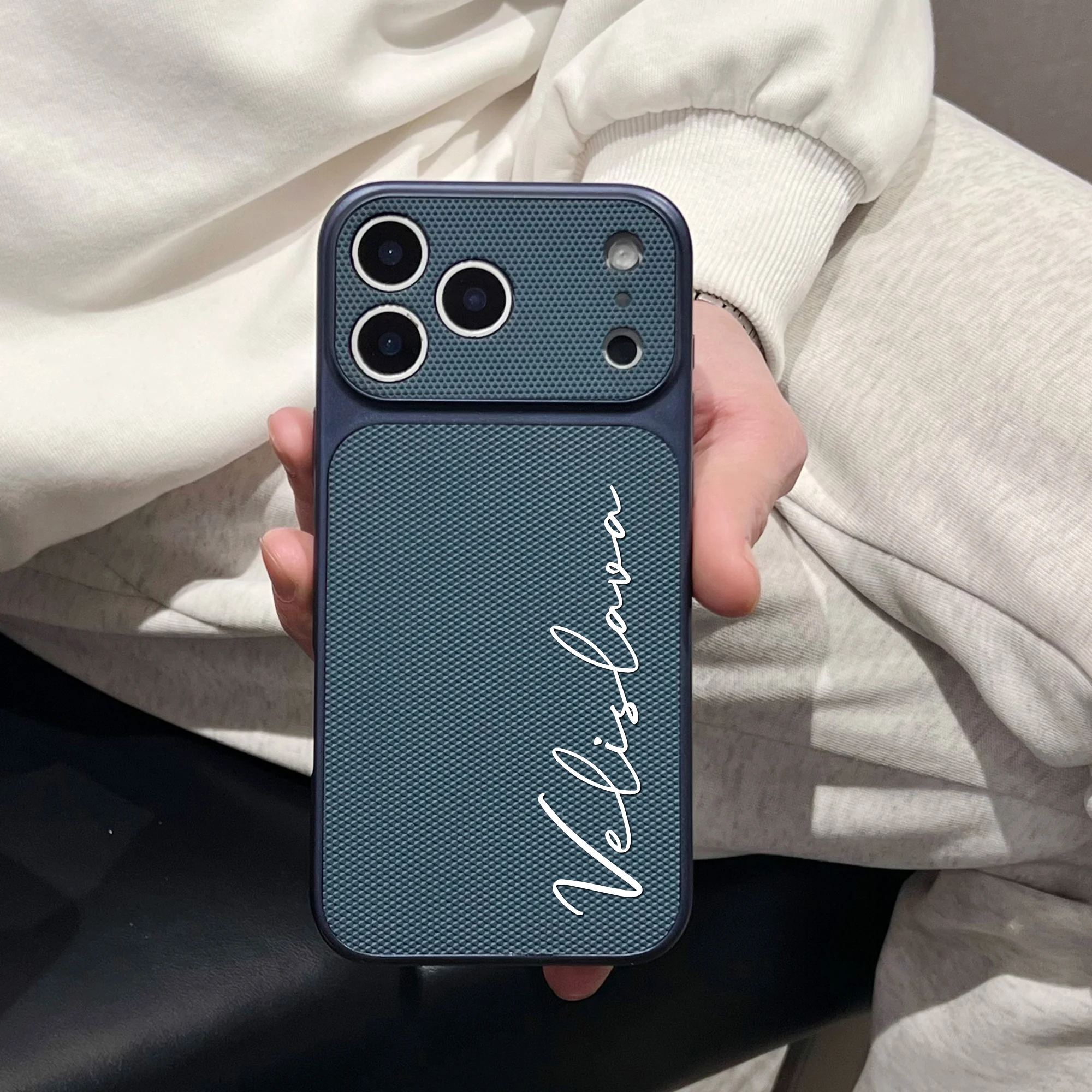 

Персонализированный чехол для телефона с именем и текстурой футбольного мяча из искусственной кожи класса люкс, совместимый с iPhone 17 Pro Max