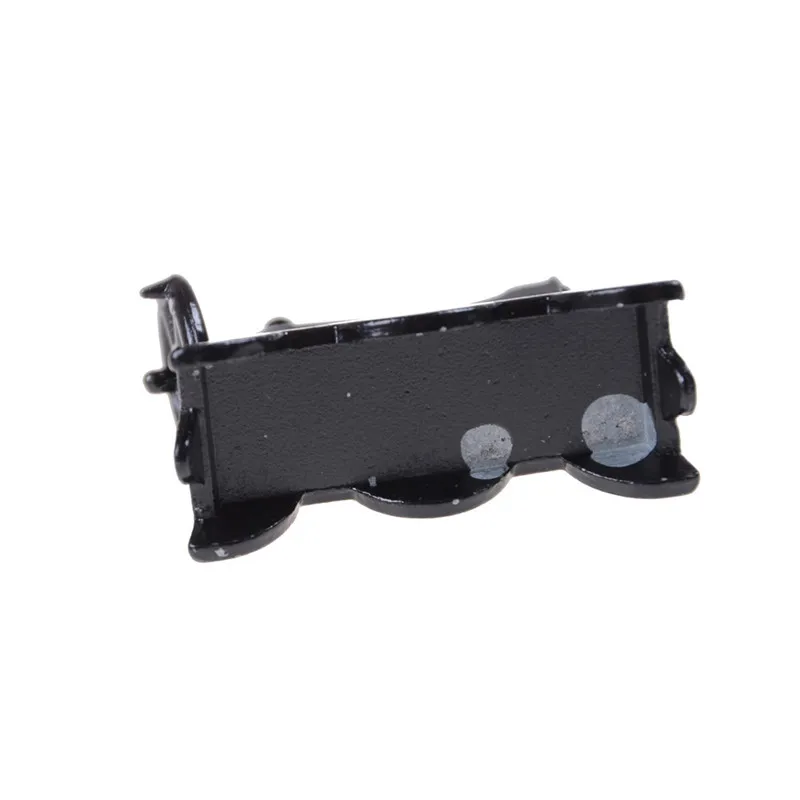 

Миниатюрная черная швейная машинка, милая миниатюра для кукольного домика 1:12