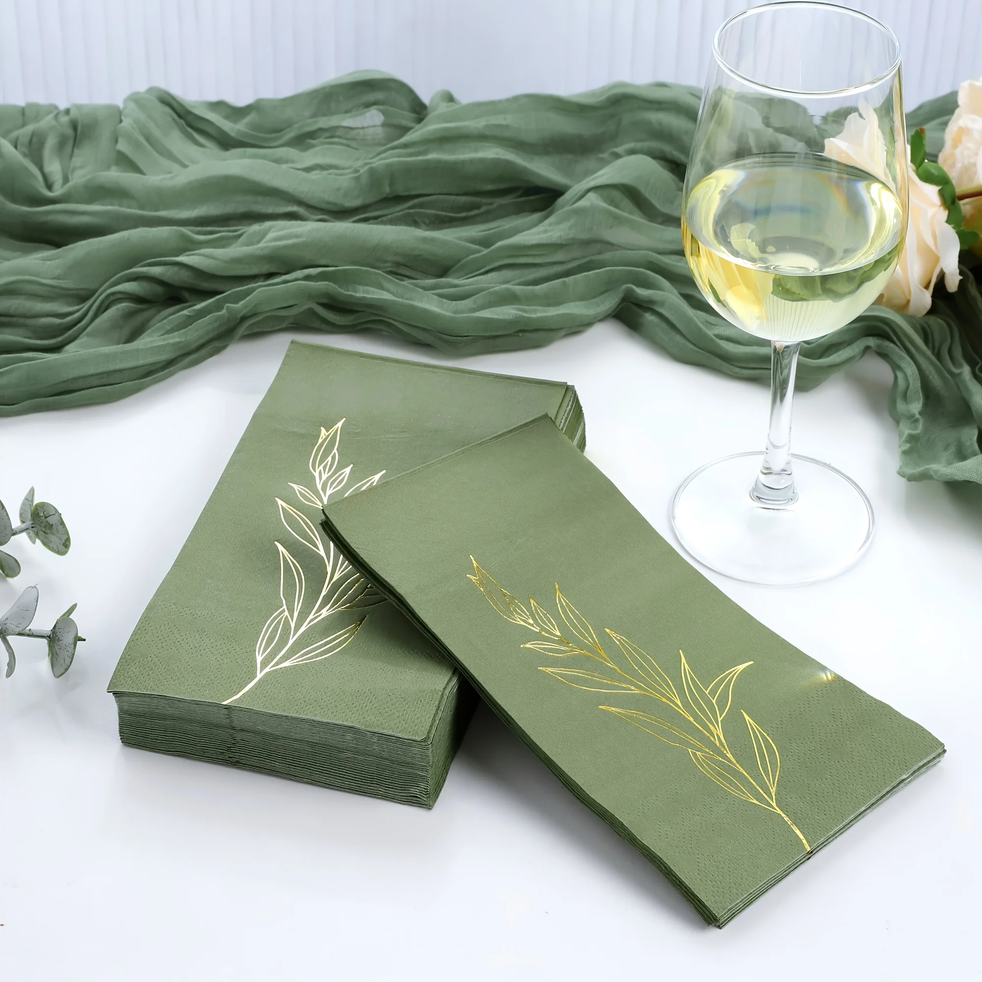 Disposable Gold Foil Embossed Napkins with Retro Floral Patterns, Suitable for Holiday Gatherings and High-End Hotels.