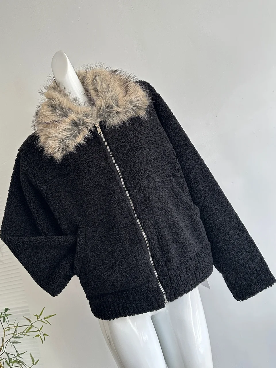 トレンド感のあるヘビーワークラムファーカラー付きコート、ふわふわの冬用アウター、新作、通勤、ゆったりフィット、ロング丈