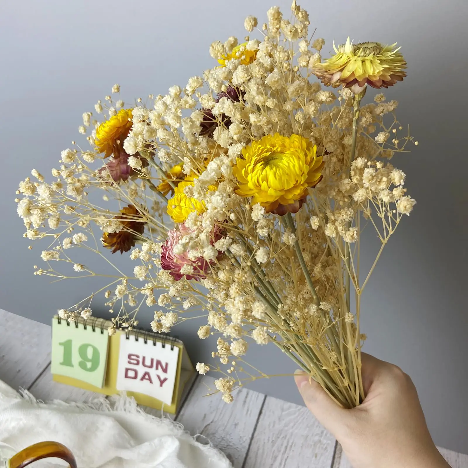 

Dried Flowers,Daisy Bouquets with Baby's Breath Bulk,Dried Flowers for Floral Arrangements Home Decor Wedding Table Decorations