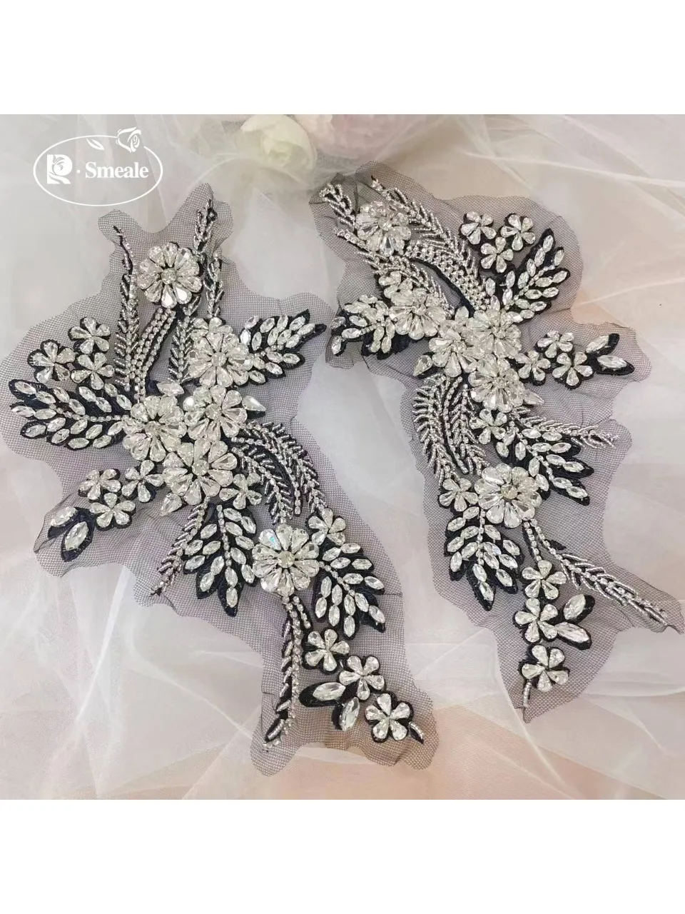 4-farbige handgenähte Glas-Strassblumen, funkelnde Strass-Applikationen für Mäntel, Taillenbänder, Schultern, Hochzeitskleider, DIY-Applikation. 1 Paar. – Detail 4
