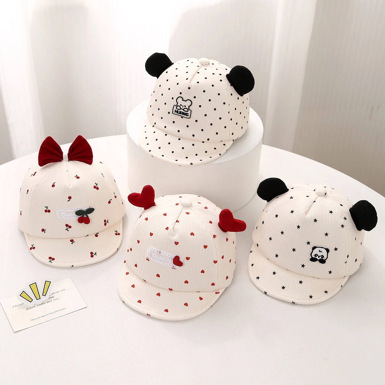 Red Love Baby Protezione per le orecchie Cap Principessa Ragazza Lace Up Copricapo Cofano Dolce Fiocco Berretto per bambini Autunno Cappello fetale neonato 5-18 mesi