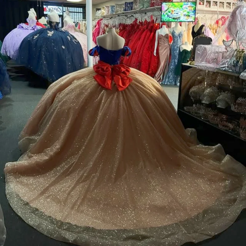 ชุดเดรสงาน Quinceañera สีแชมเปญ แบบเปิดไหล่ ประดับคริสตัล หางยาว พร้อมโบว์ vestidos de 15 Quinceañera ﻿ ปรับแต่ง