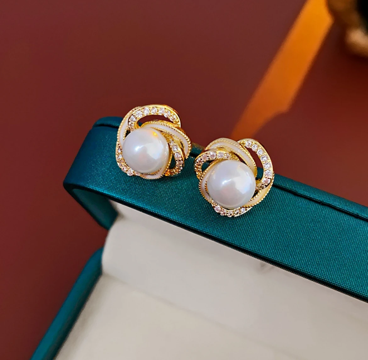 

Luxurious 1.5 * 1.5 cm zircon oil drop wrapped pearl earrings, small and versatile earrings, elegant and high-end ear accessorie