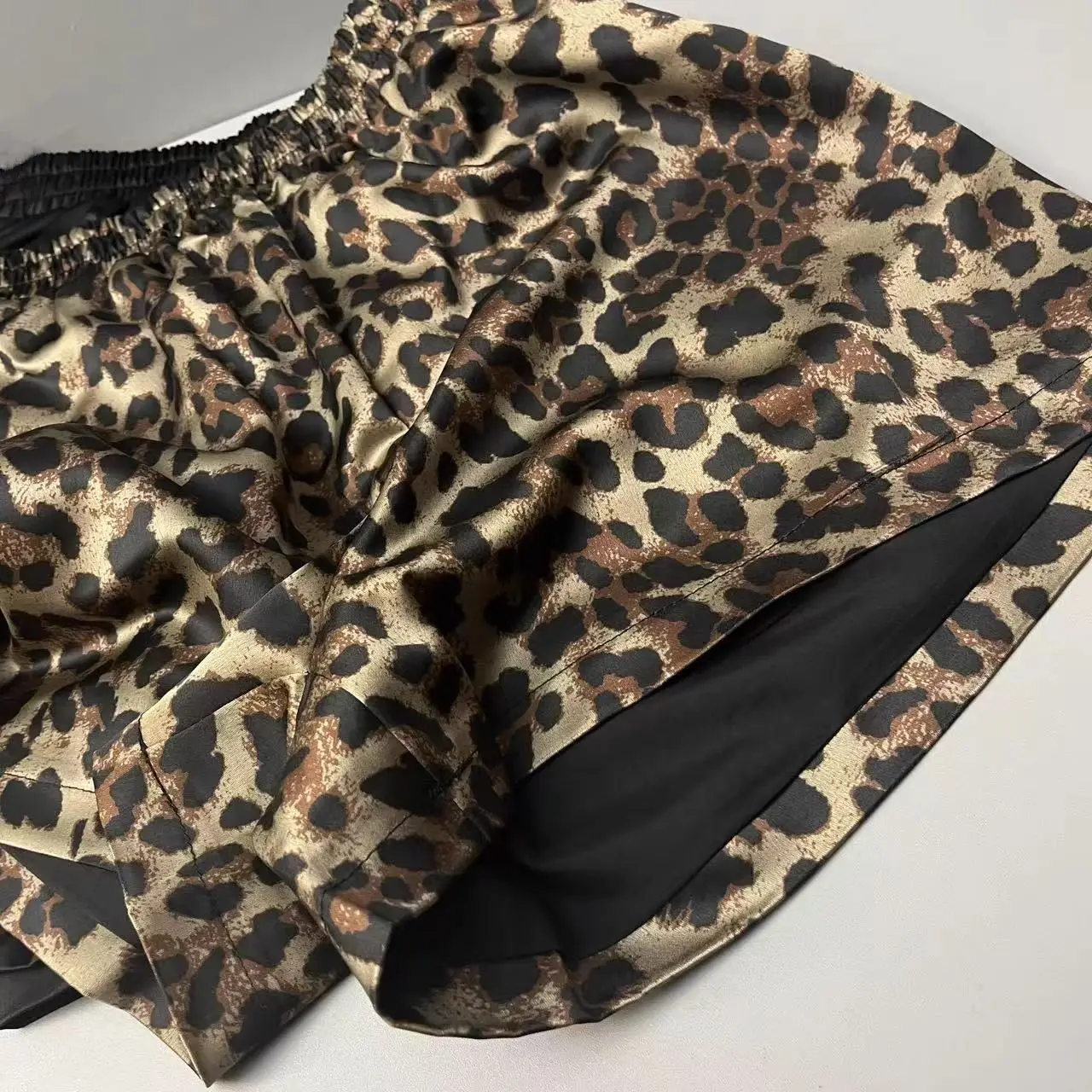 Shorts casuais soltos de cintura alta com estampa de leopardo Calças femininas de cetim em forma de A com pernas largas
