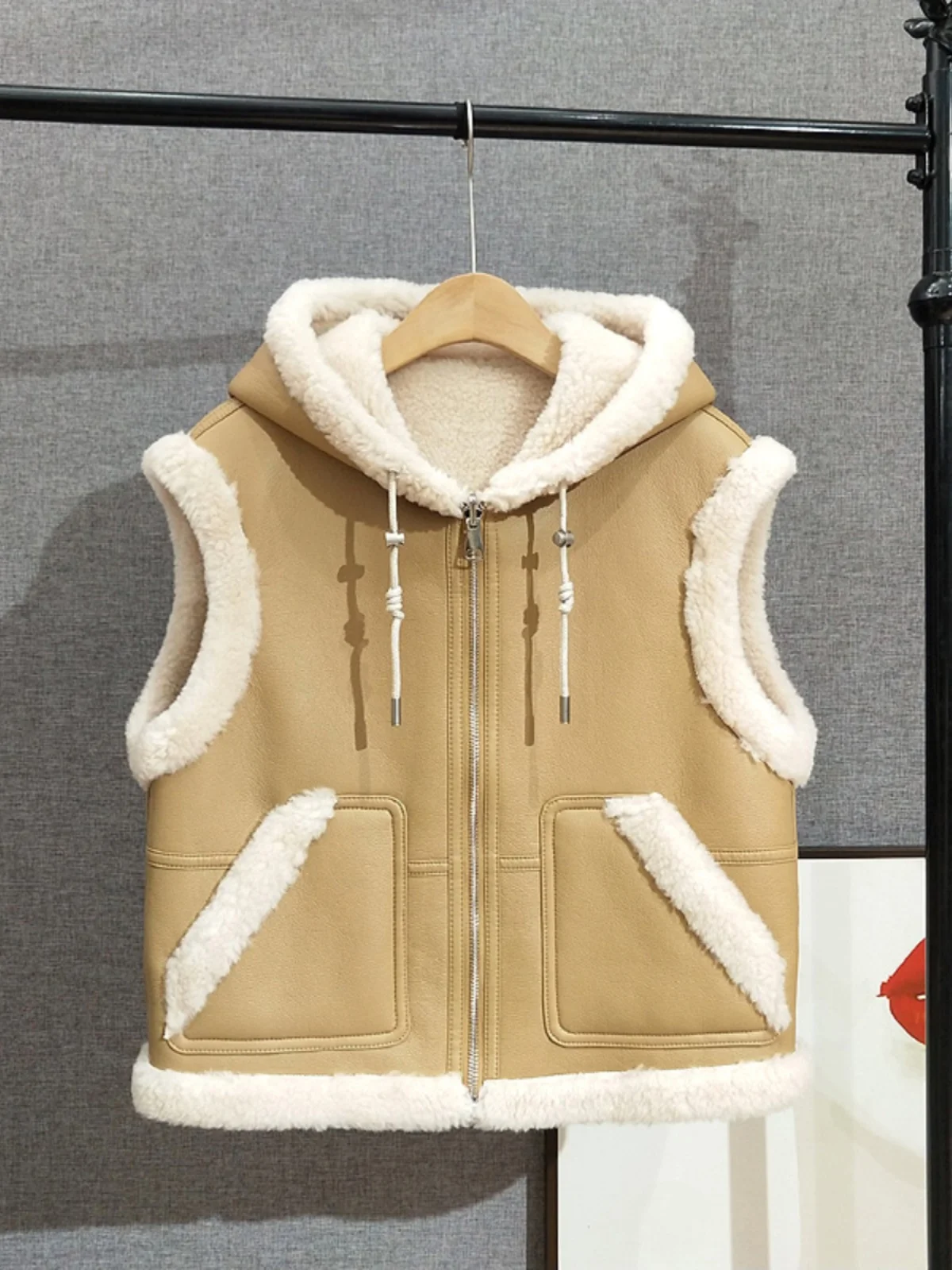 

Short hooded composite fur integrated vest with sheepskin fleece coat, 100% lamb fur and grass coat, autumn and winter tank top