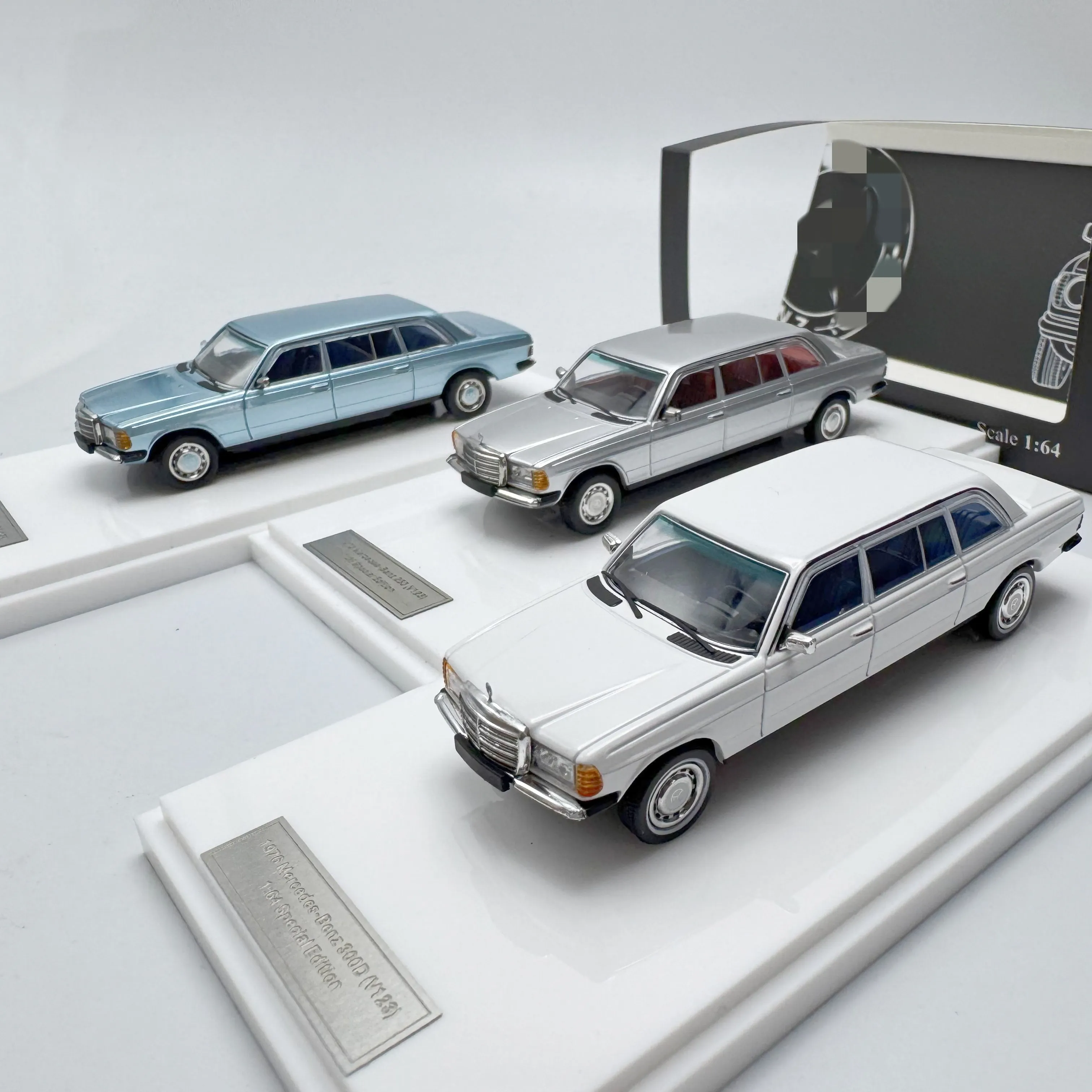 

JIYI × GOC 1:64 230E V123 Extended Limousine Retro Alloy Car Model