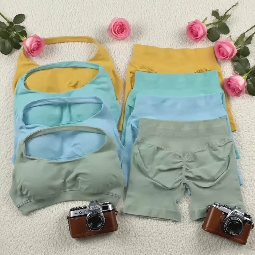 

Комплект ударных шорт. Бесшовный комплект для йоги. Спортивный костюм с лямкой на шее. Топ для йоги и спортивные короткие костюмы. Спортивная одежда. Комплект для фитнеса и спортзала.