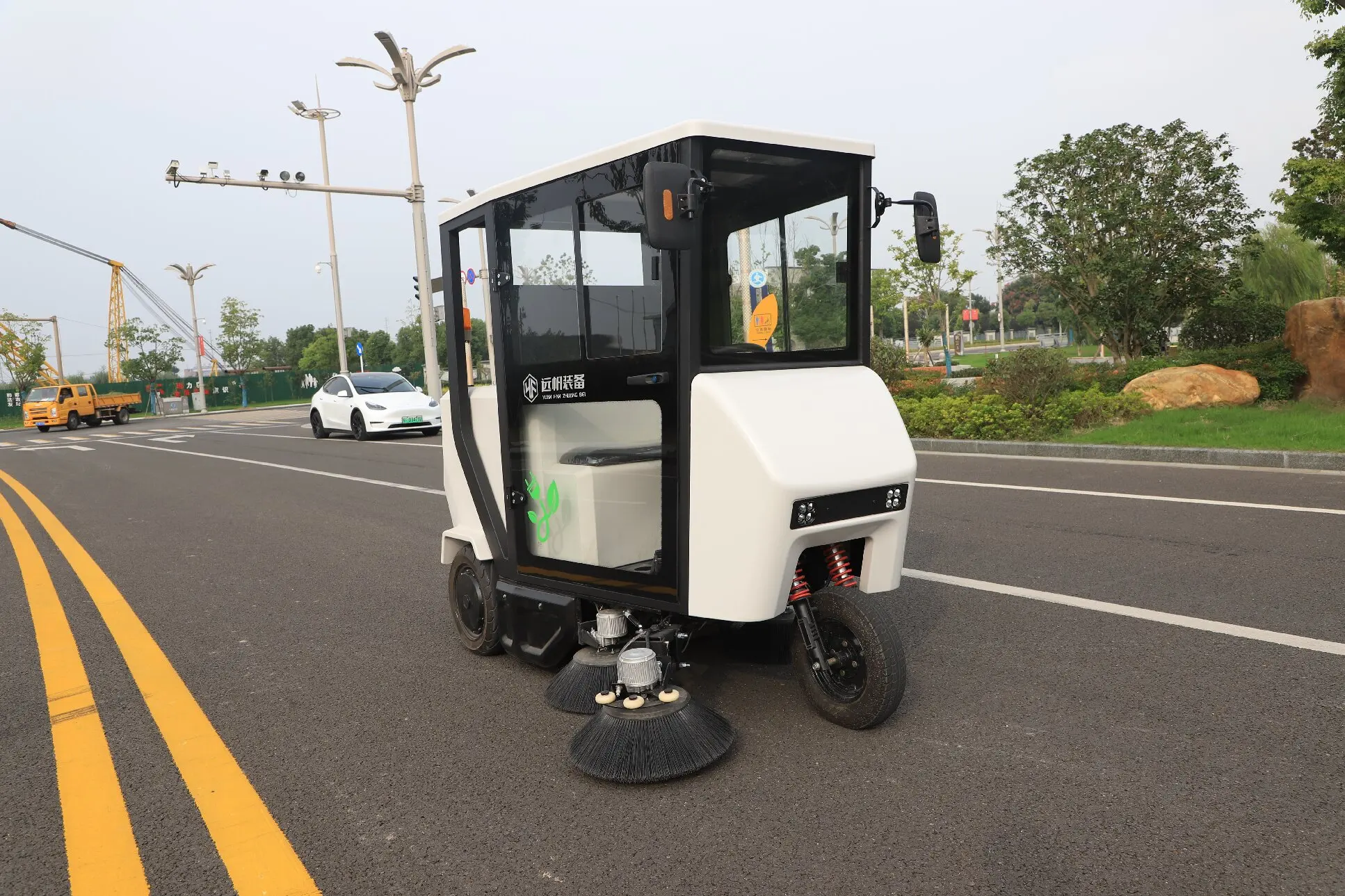 كفاءة مكنسة كهربائية للشارع آلة كنس معدات التنظيف ركوب على الطابق الطريق سيارة مكنسة الشارع للبيع