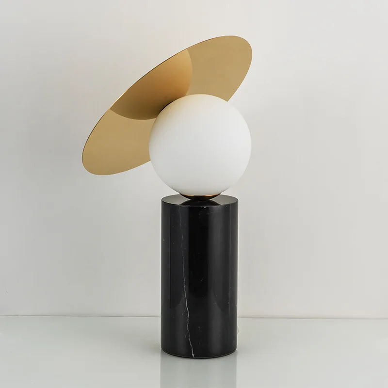 رخام حديث بسيط، غرفة معيشة شمالية، مصباح بجانب السرير في غرفة النوم