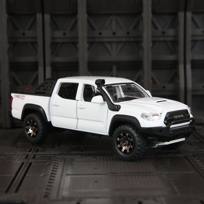 1:32 Toyota Takuma pastilla de aleación vehículo todoterreno modelo accesorios de coche puertas y tapas de motor el maletero se puede abrir como juguete