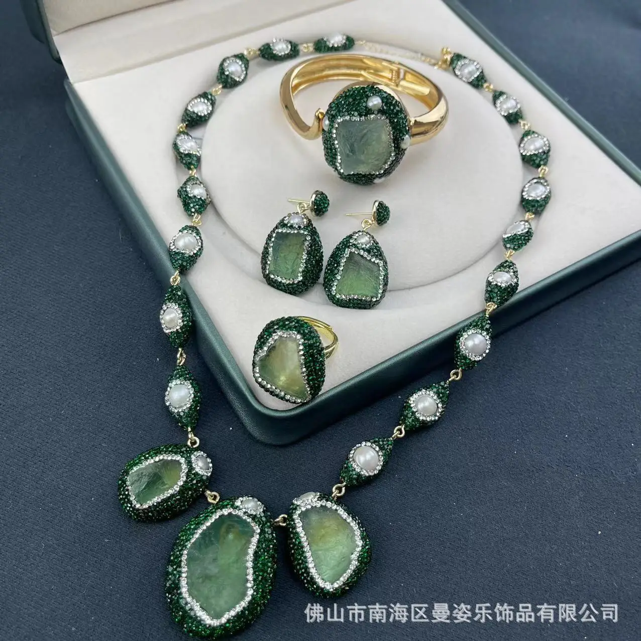

Ore new natural green crystal rough stone inlaid with baroque pearls pendant necklace earring ring bracelet original design