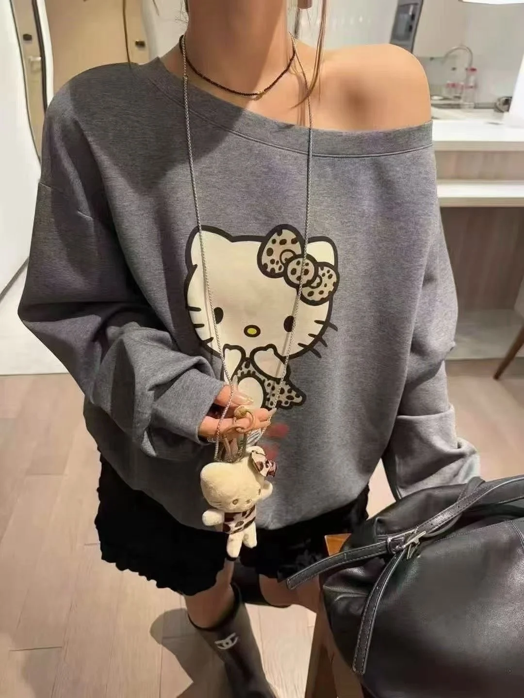 Felpa Casual con Stampa Cartoon, Spalle Scoperte, Stile Dongda Gate, Novità Inizio Autunno 2025, Moda Femminile