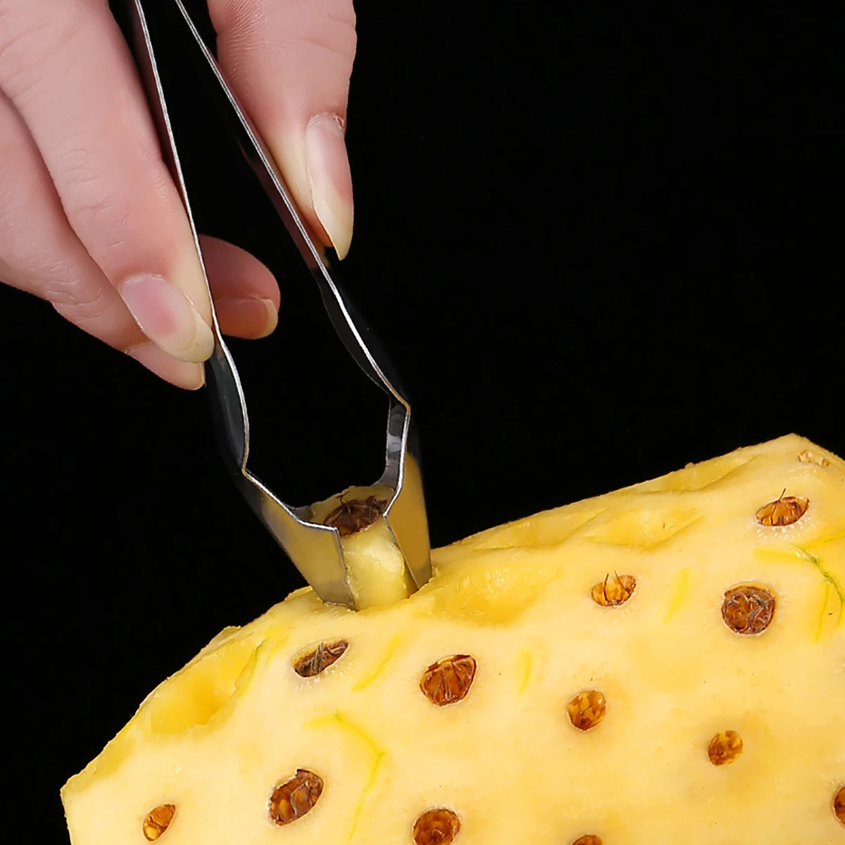 Edelstahl-Erdbeer-Huller-Ananas, der den Stiel und die Augenklammer von Gemüse und Obst entfernt. Nützliche Dinge für die Küche