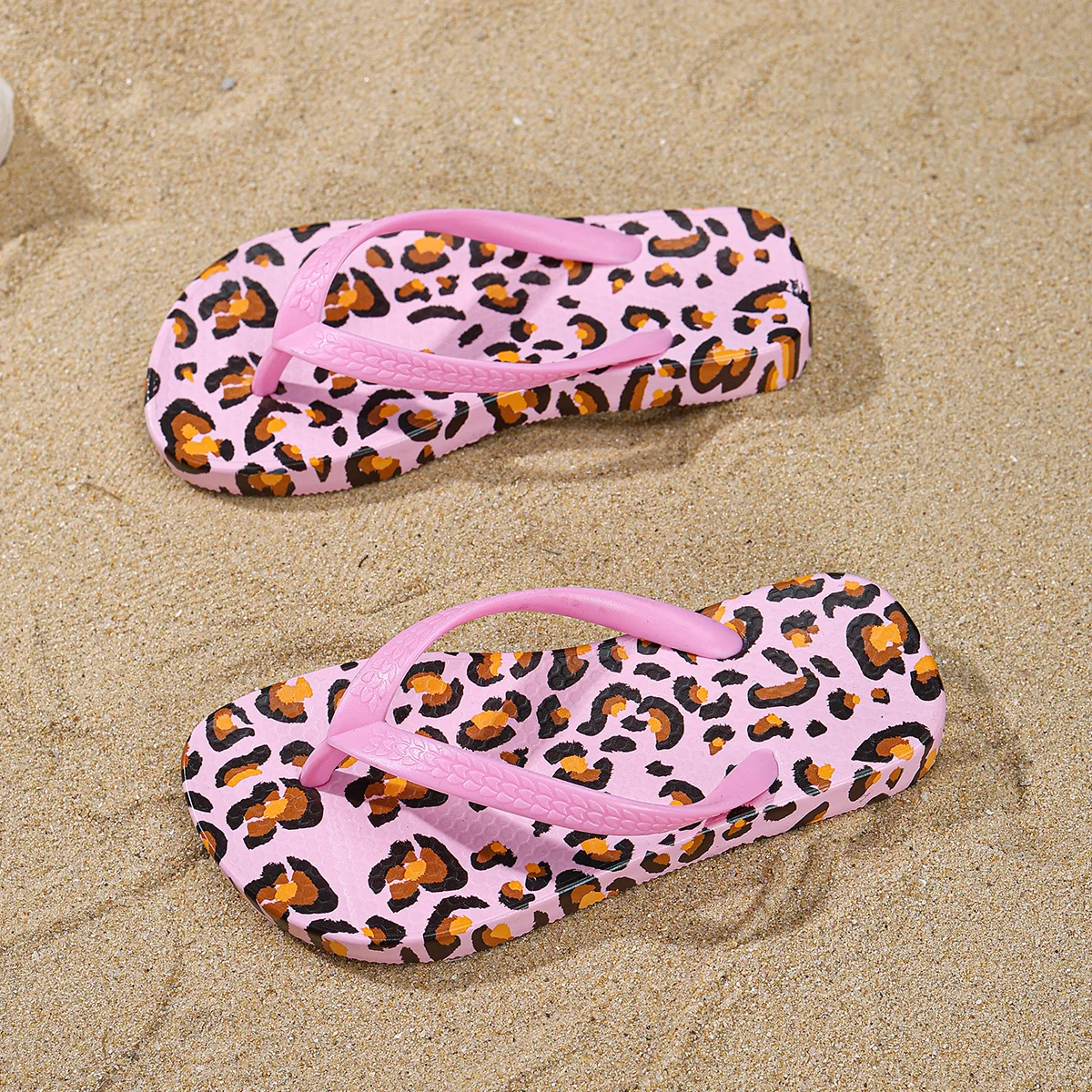A pair of summer sandals. Made of soft and comfortable material, they are beach shoes. Zigzag flip-flops YZ-YZ502
