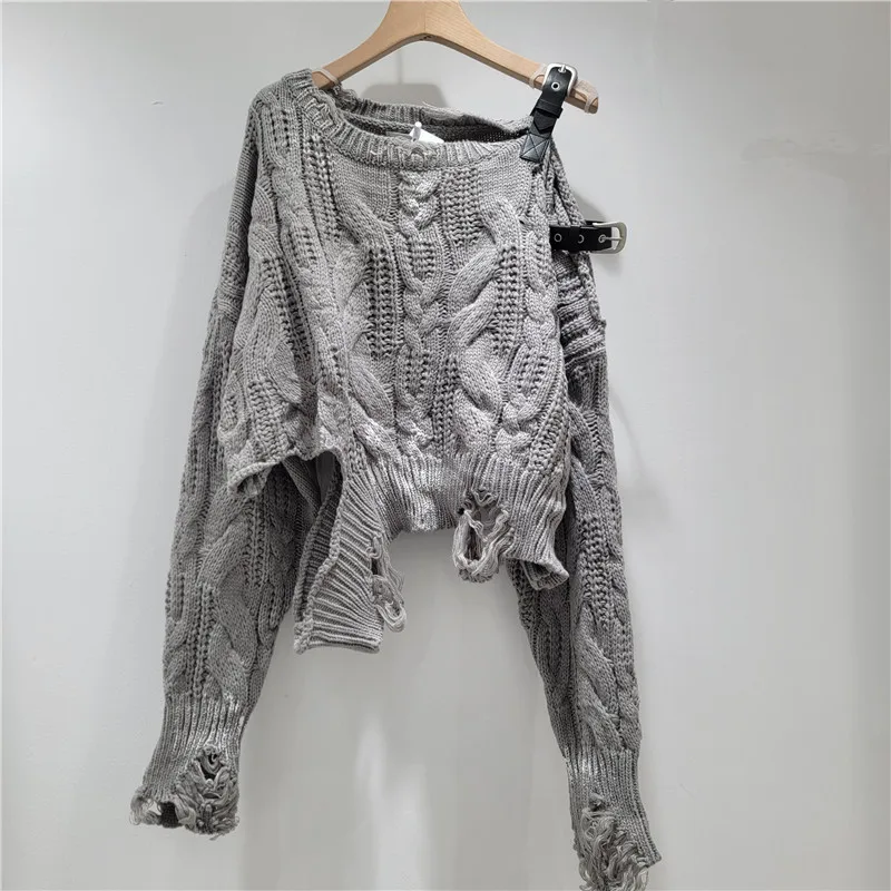 2025 خريف جديد حار فتاة مشبك معدني حزام حزام خارج الكتف ممزق البلوز محبوك سترة للنساء ، سحب فام