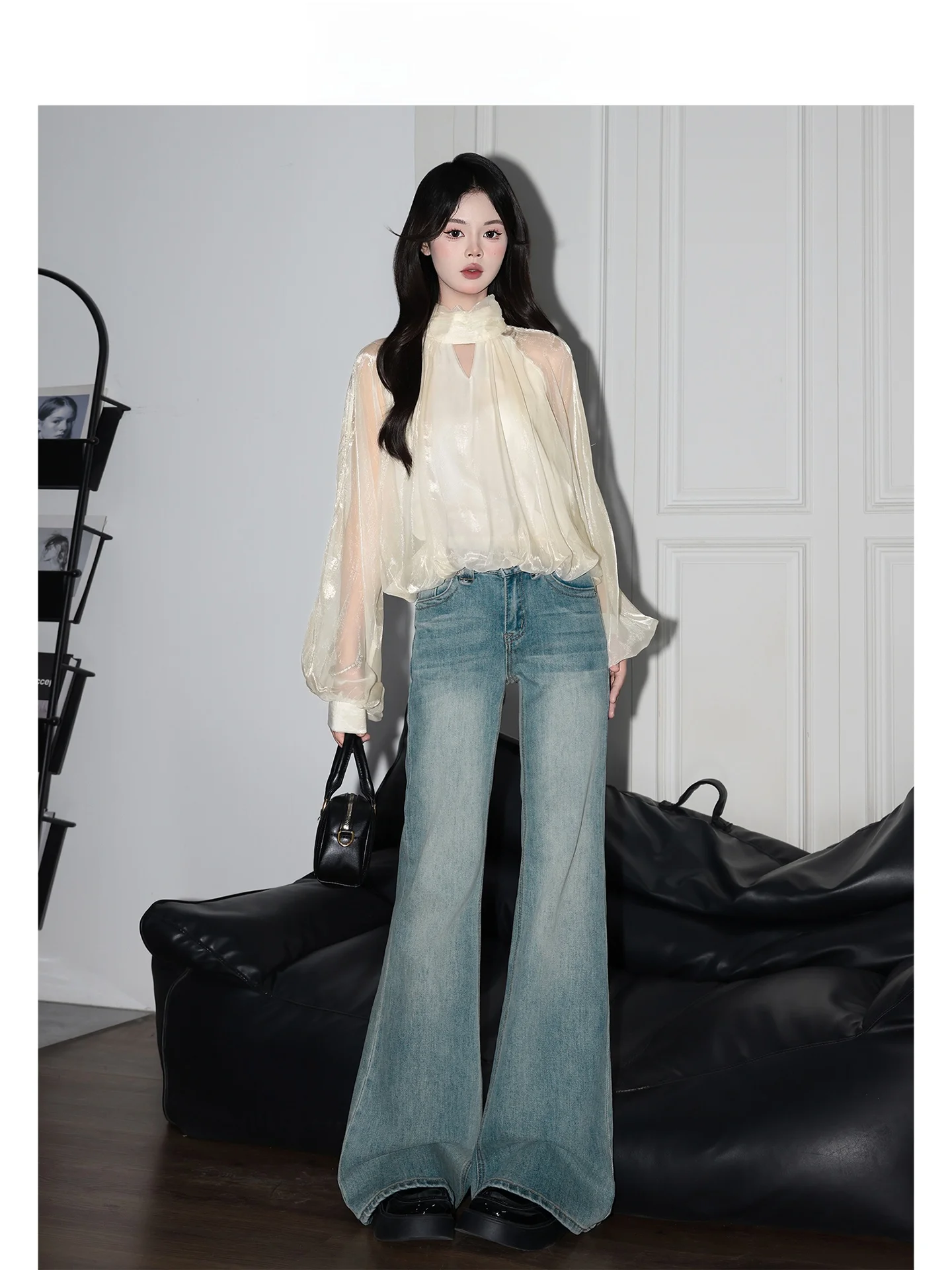 Calça Jeans Feminina Forever 21 Retrô Azul de Cintura Baixa Boca de Sino, Modelo Skinny com Efeito Emagrecedor, Estilo Americano, Jeans Lavado