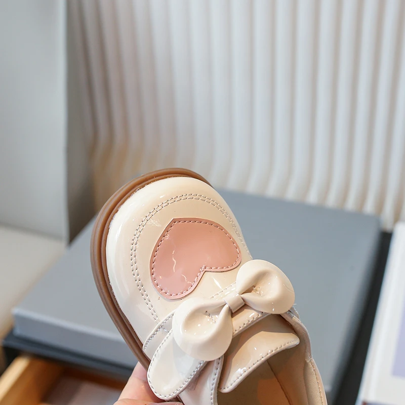 Niedliche Mary-Jane-Schuhe mit Herzapplikation und Plateausohle für kleine Mädchen, Freizeitschuhe aus Lackleder mit Schleife und Klettverschluss, dicke Sohle – Detail 8