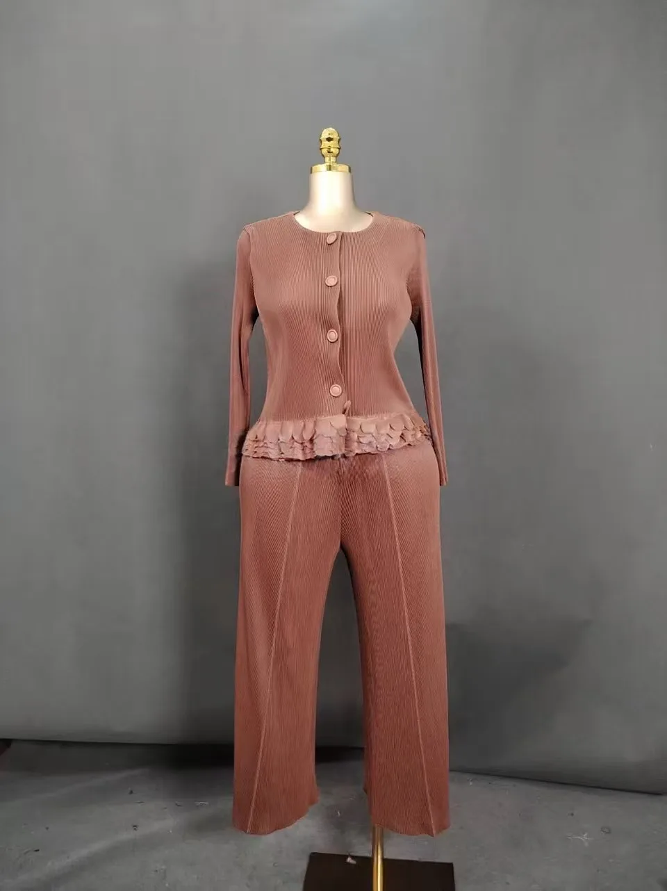 

Новый плиссированный комплект Miyake: однотонный кардиган с объемными цветами и прямые свободные брюки — женский комплект из двух предметов
