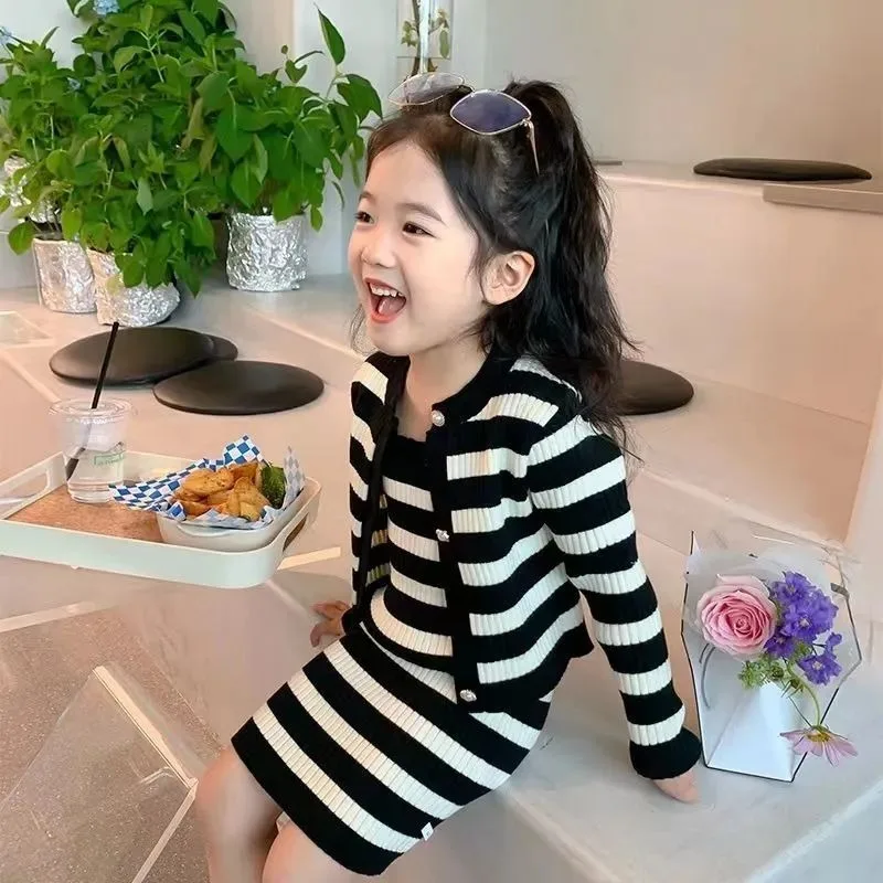 

Осенний комплект из двух предметов корейского трикотажа для девочек на осень 2023 г. — полосатый кардиган и платье на бретельках для детей 4–12 лет