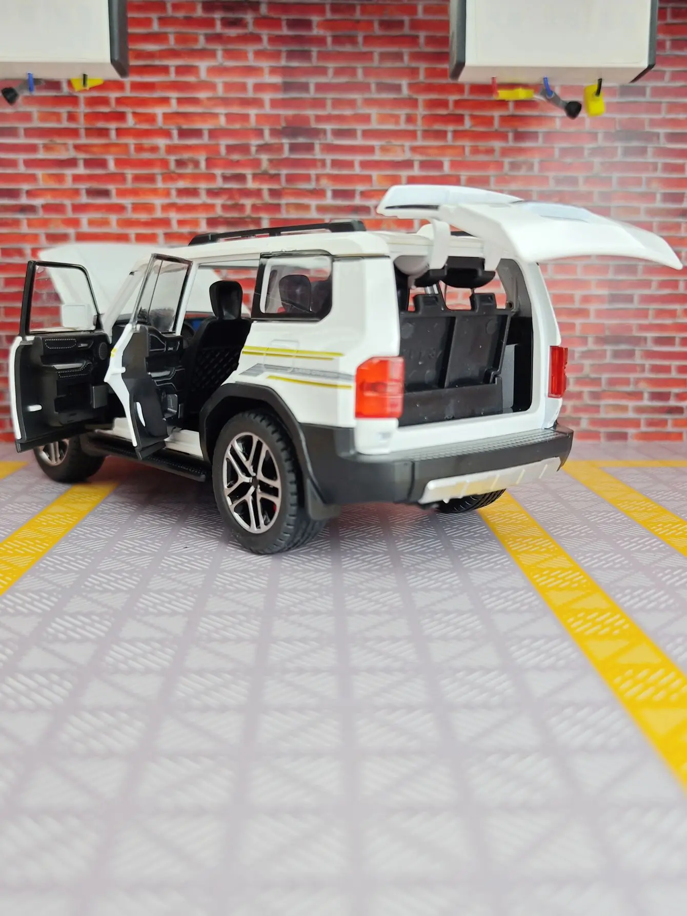 1:24 modelo de veículo off-road de liga Toyota Prado LC250, portas e capô do motor, porta-malas pode ser aberto com ornamentos de som e luz