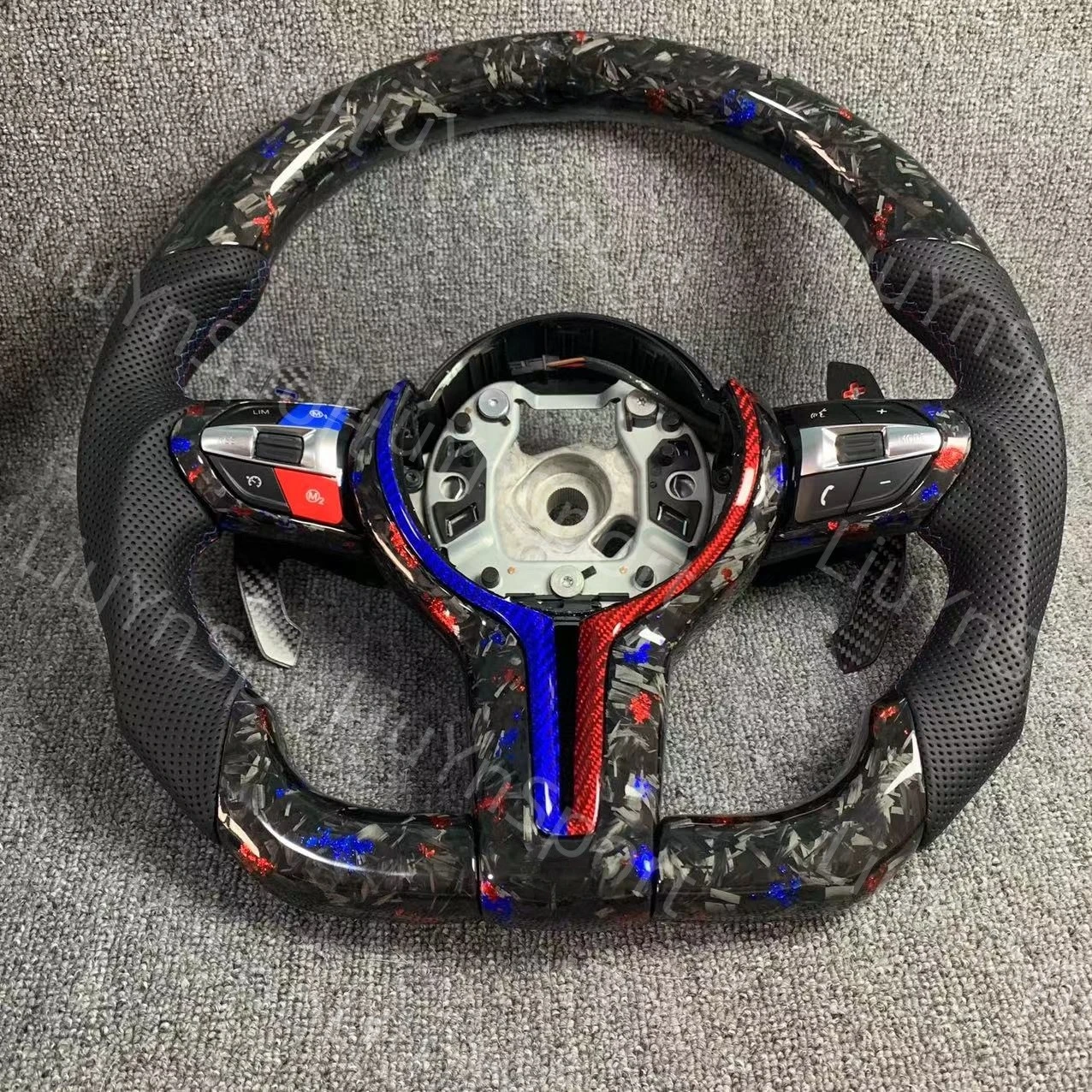 

Индивидуальный руль из красного и синего пламени из кованого углеродного волокна для BMW F30 F32 F20 F87 F82 F21 F22 M2 M3 M4 M5