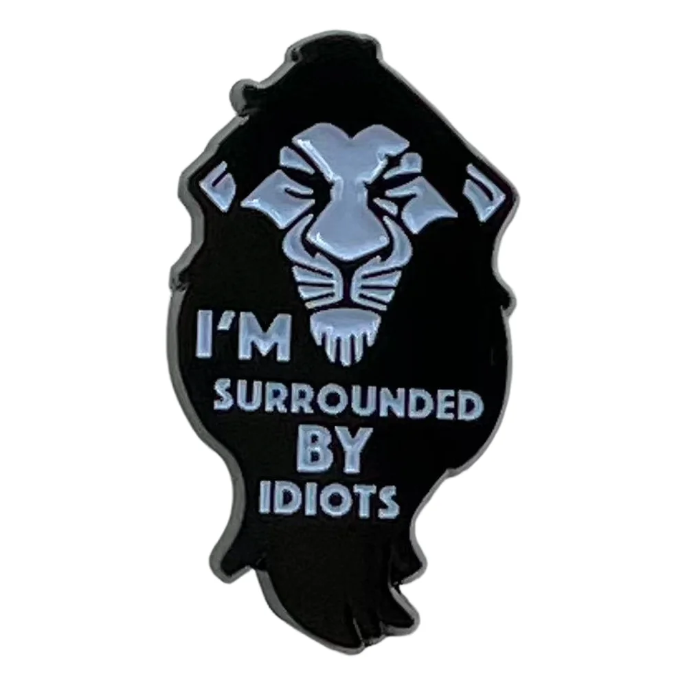 Brosche „I'm Surrounded By Idiots“, klassisches Anime-Charakter-Löwenabzeichen, satirische Zitate mit schwarz-weißem Text, Metallnadeln, Dekoration