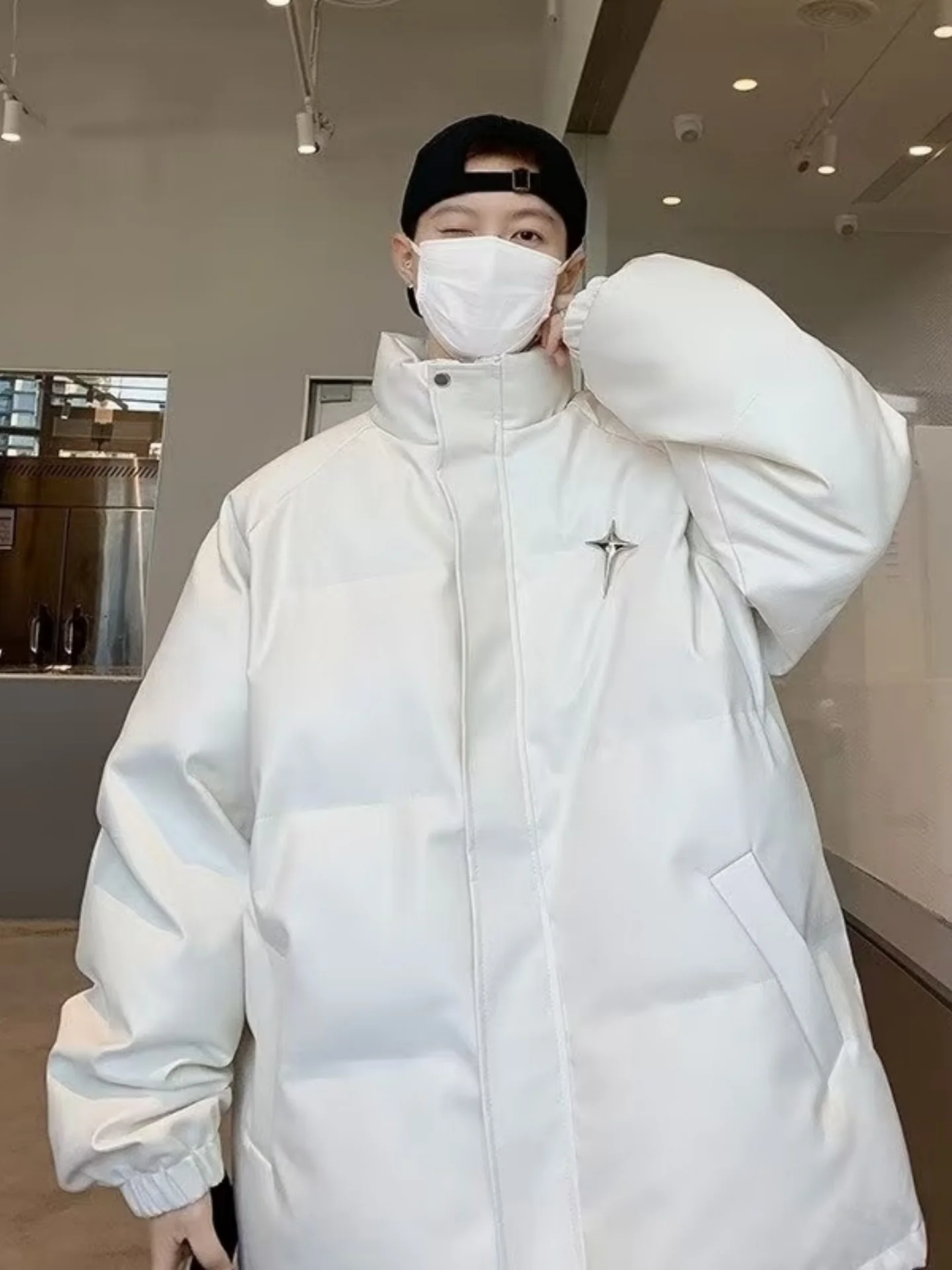 

Мужская зимняя куртка из утолщенной искусственной кожи и хлопка с воротником-стойкой, съемной нагрудной нашивкой в виде четырехзвездочки, теплая дутая куртка в американском стиле